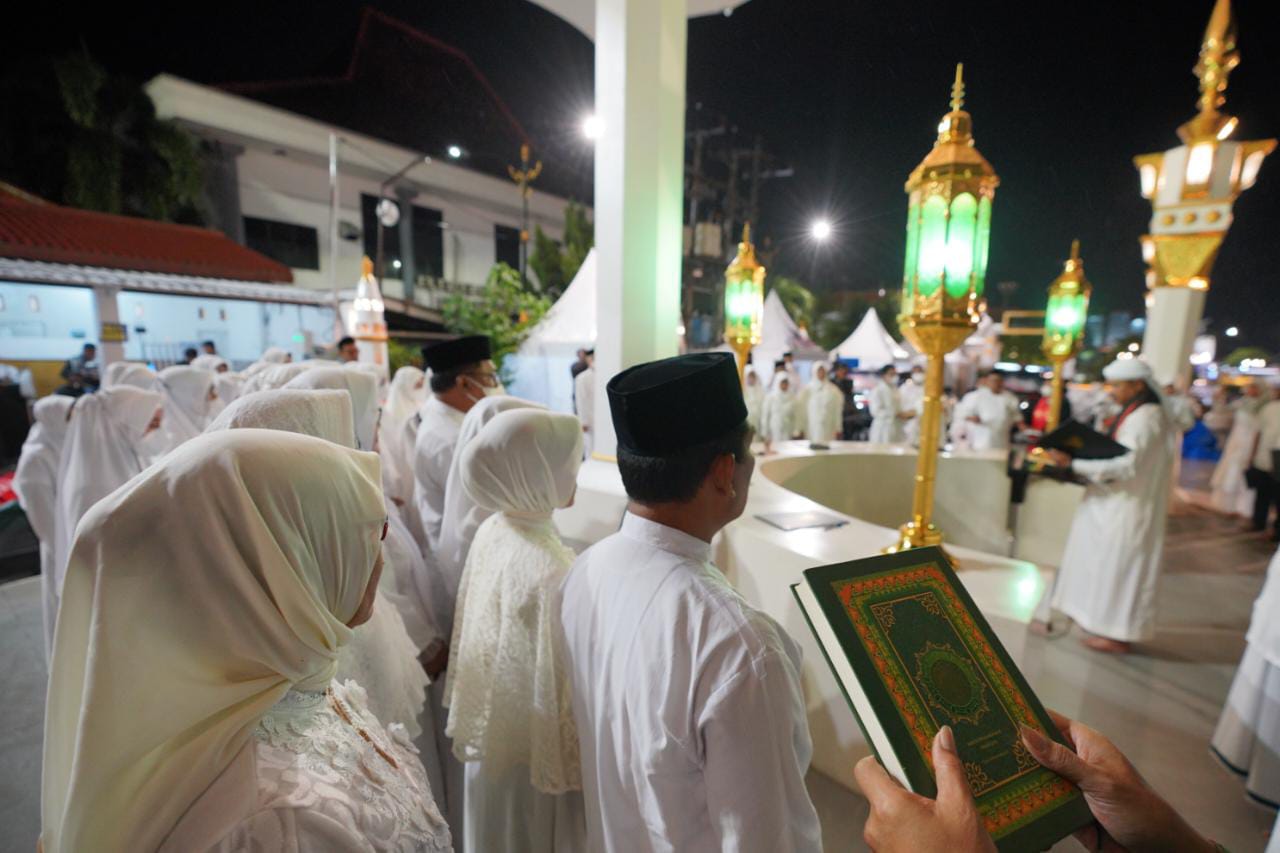 Foto 2 dari 7: Lantik Pejabat Di PRC Malam Hari, Wali Kota : Agar Selalu Ingat Tuhan Dalam Bekerja