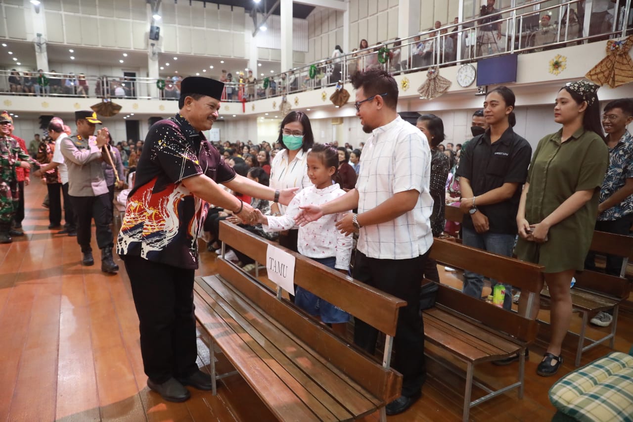 Foto 21 dari 21: Hadiri Misa Perayaan Natal, Wali Kota Dr. Maidi Harap Kebahagiaan dan Kesejahteraan Dirasakan Semua