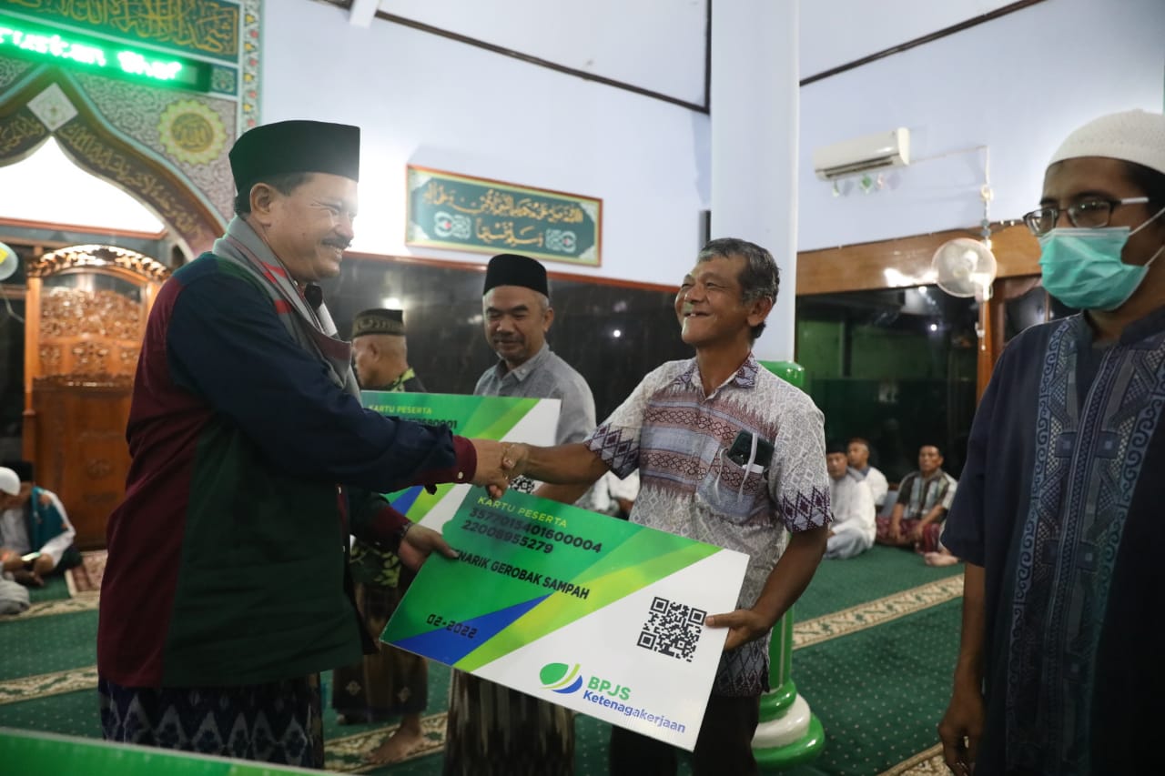 Foto 5 dari 10: Gelar Isya Berjamaah, Wali Kota Sampaikan Oleh-Oleh Dari Luar Negeri