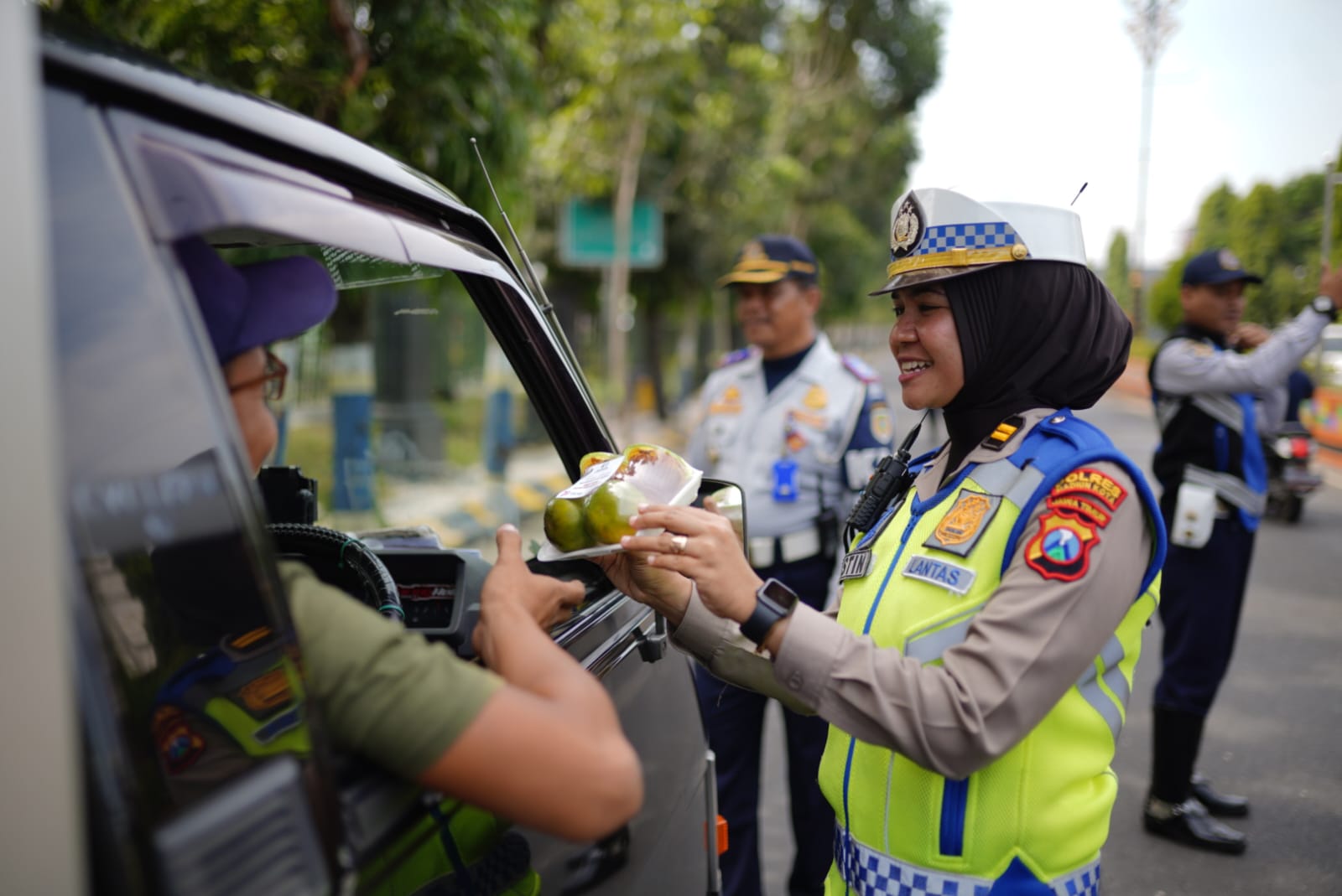 Foto 2 dari 6: Tertib Berlalu Lintas, Pengemudi Angkutan Barang Dapat Reward dari Petugas