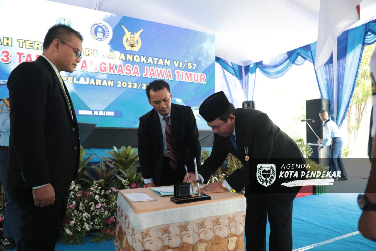 Foto 5 dari 11: Serah Terima Taruna-Taruni SMAN 3 Taruna Angkasa Jawa Timur, Wali Kota Harap Cetak Generasi Unggul