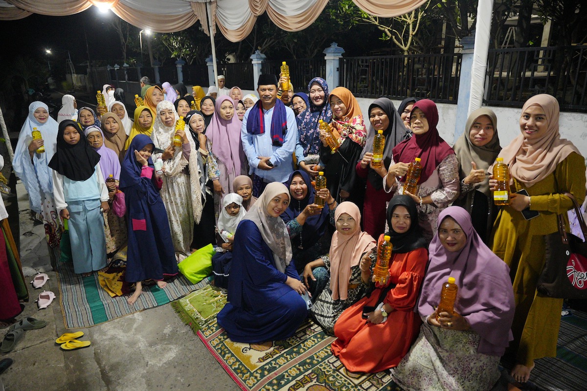 Foto 7 dari 8: Salat Isya di Masjid Reksogati, Wali Kota Salurkan Bantuan Tempat Ibadah Rp 20 Juta