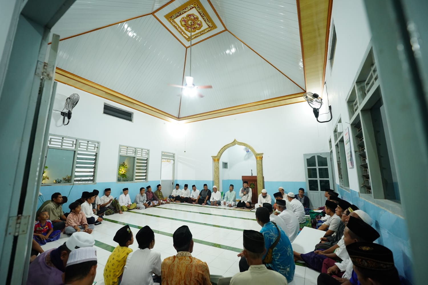 Foto 5 dari 10: Salat Isya di Masjid Miftahul Huda, Wali Kota Ajak Jamaah Bangun Nuansa Religi Jelang Puasa