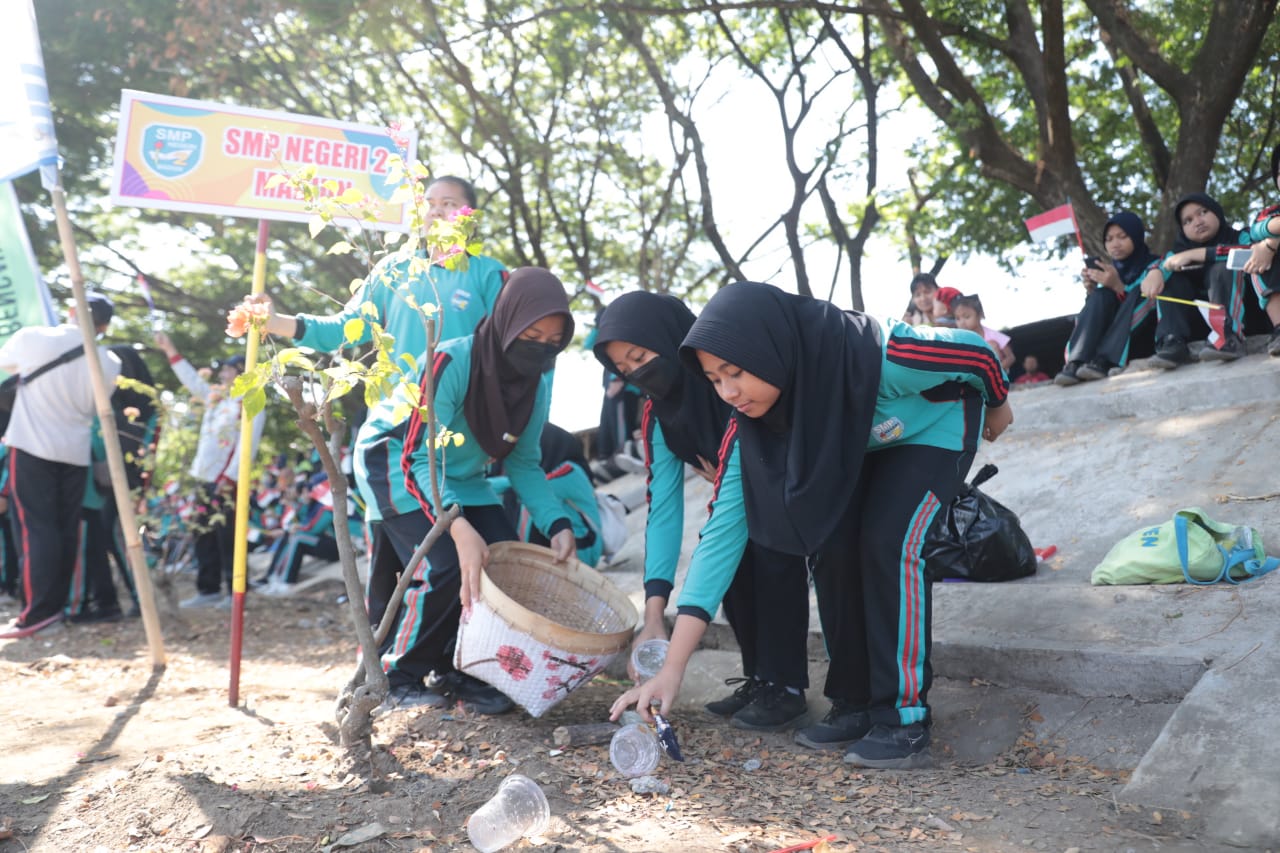 Foto utama berita: Tanamkan Kepedulian Sejak Dini, Dindik Libatkan 1.600 Pelajar Dalam Susur dan Bersih-bersih Sungai HSN