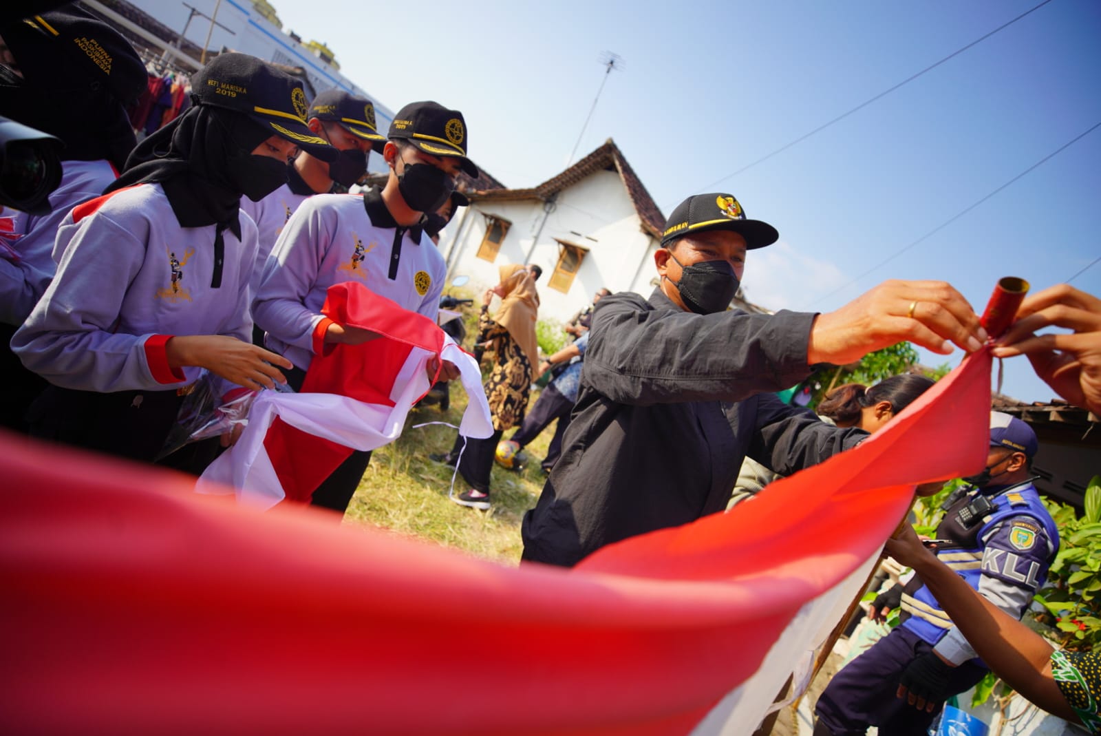 Jelang 17 Agustus, Wali Kota Bagi Bendera Kepada Warga Hingga Pengguna Jalan