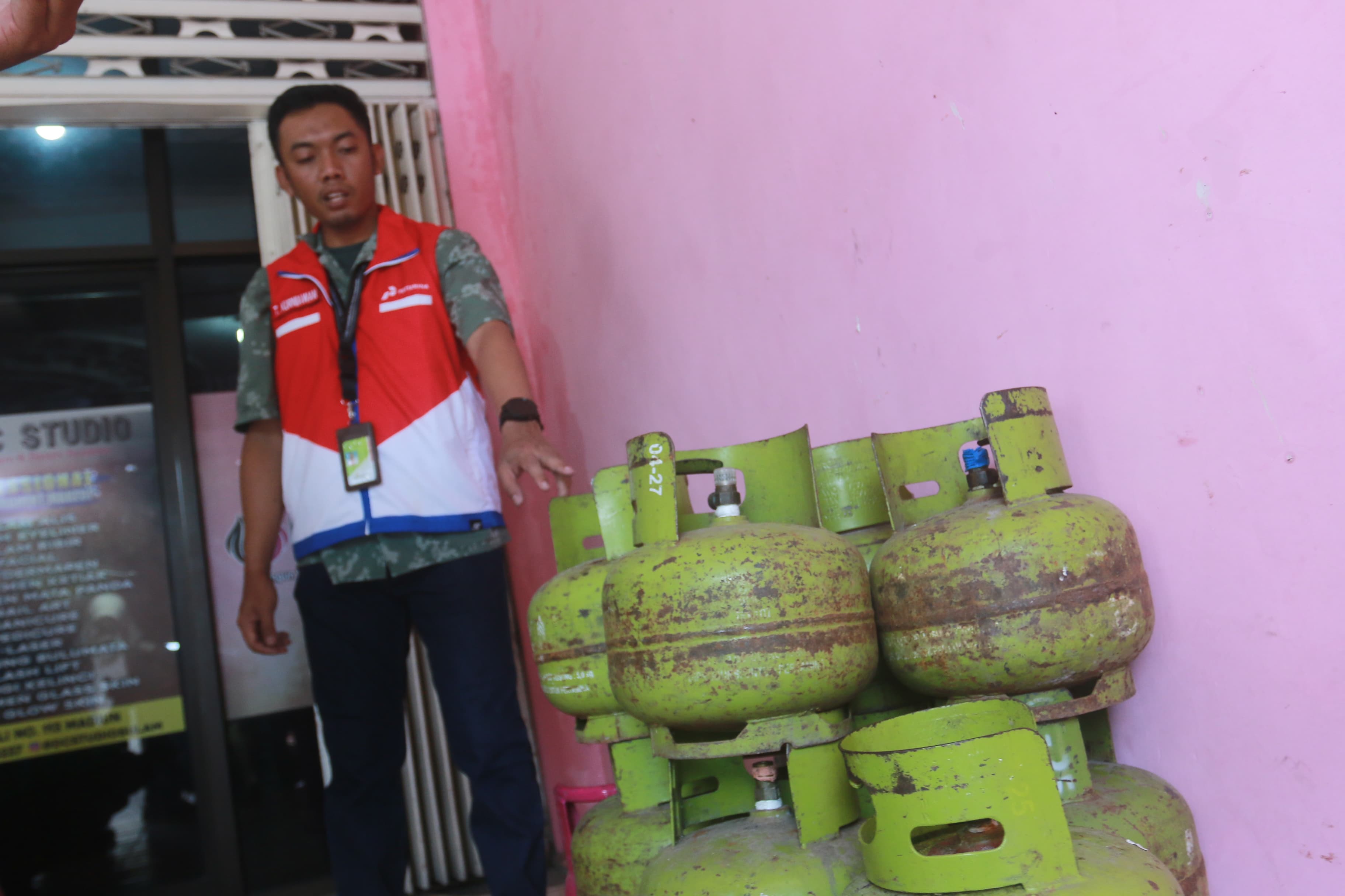 Foto 2 dari 3: Agar Tepat Sasaran, Beli LPG 3 Kilo Kini Wajib Pakai KTP