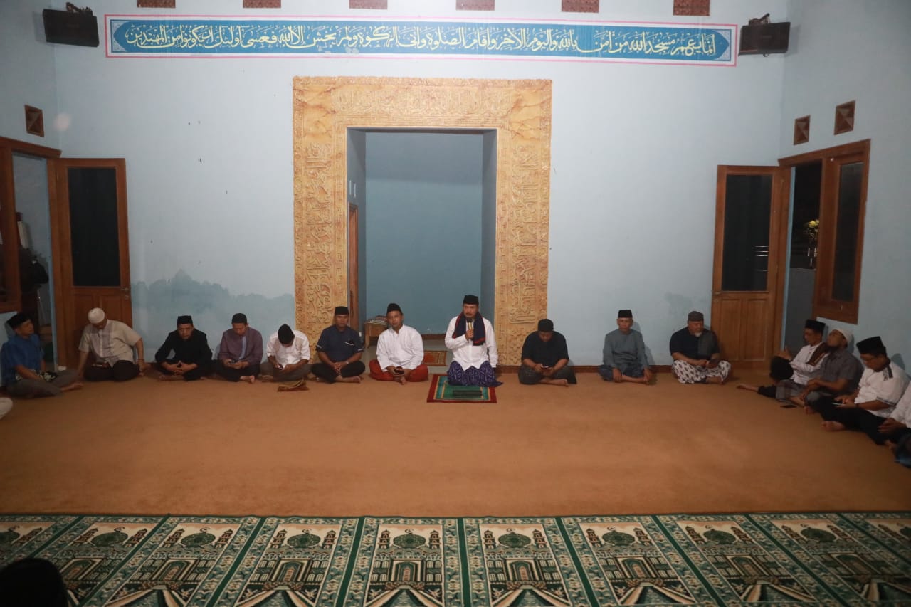 Foto 1 dari 11: Salat Isya di Masjid At Thoilah, Wali Kota Salurkan Bantuan Masjid Hingga Rp 40 Juta