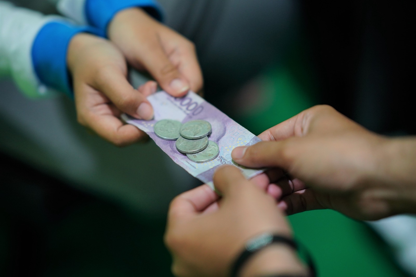 Ingat! Bayar Uang Kembalian Pakai Permen Bisa Kena Denda Rp 200 Juta, Ini Aturannya