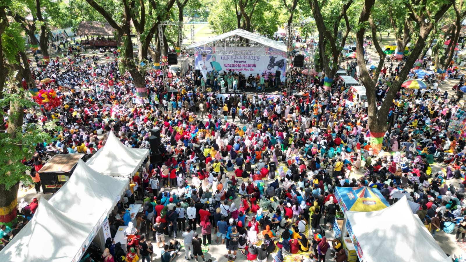 Foto 2 dari 28: Jalan Santai Bersama Warga Taman, Wali Kota : Perayaan Ini Untuk Masyarakat