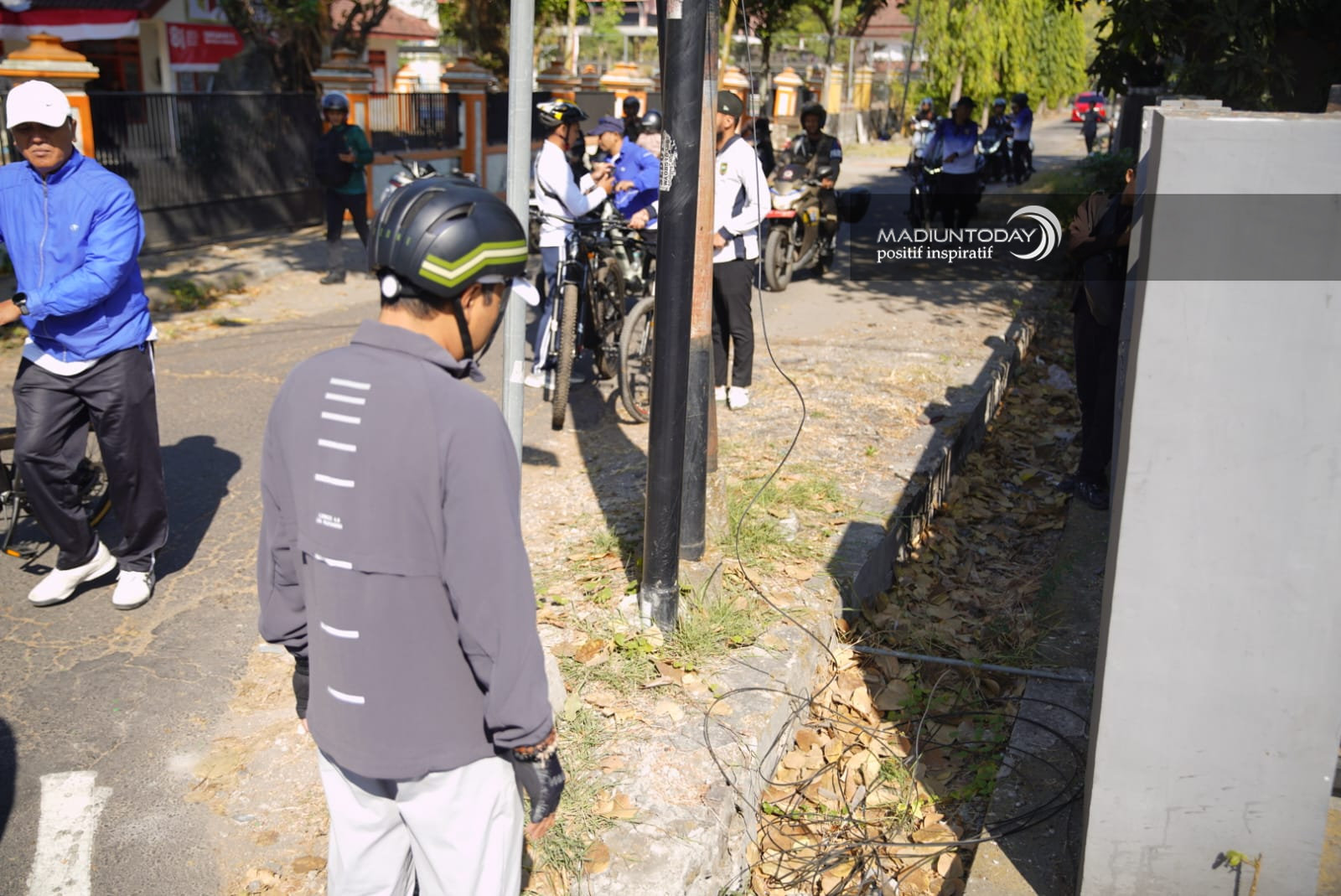 Foto 1 dari 4: Temukan Kawasan GOR Wilis Kotor Saat Bersepeda, Plt Wali Kota Instruksi Kerja Bakti Bersama