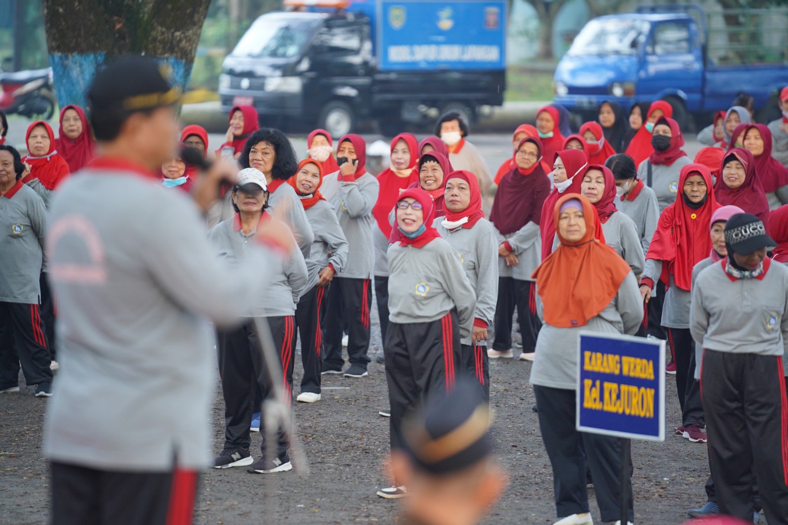 Foto 8 dari 10: Gelar Senam Lansia, Wali Kota Sosialisasikan Program Laptop Gratis