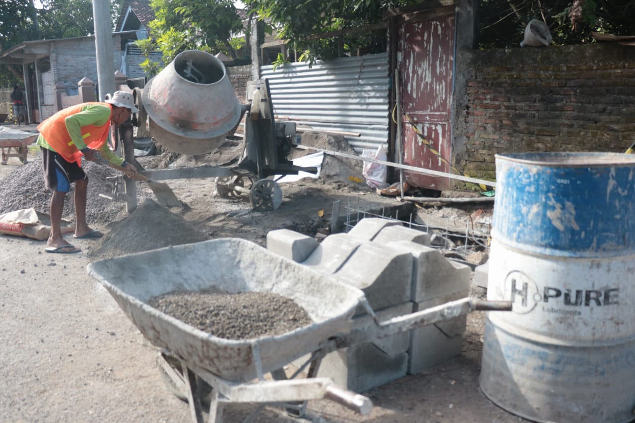 Foto 7 dari 9: Pekerjaan Wajib Terhenti H-7 Lebaran, PU Kebut Pekerjaan Sekitaran Masjid Kuncen