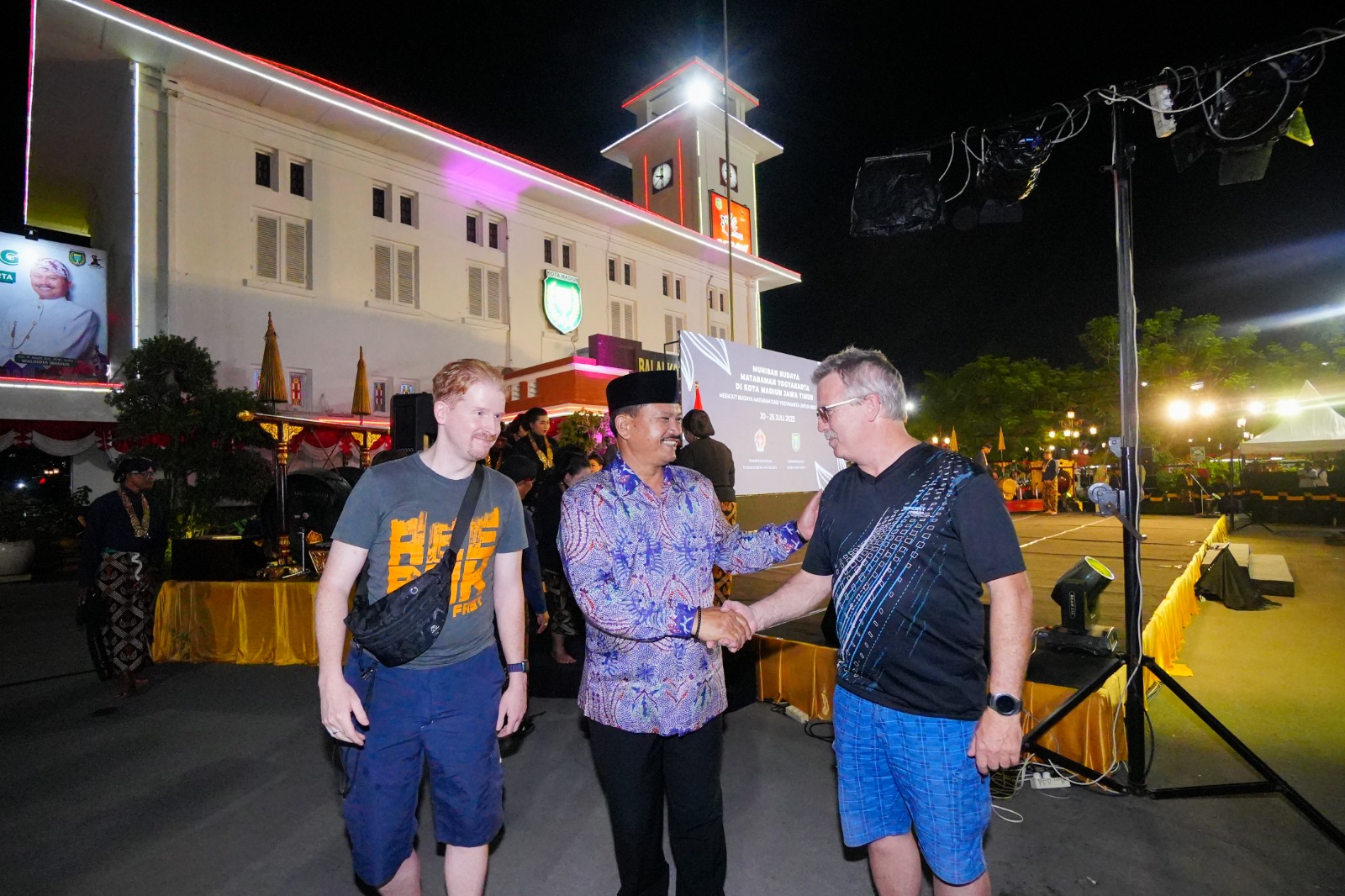 Foto 3 dari 10: Ada Bule Jerman di Muhibah Budaya, Kota Madiun Makin Sering Dikunjungi Turis Mancanegara