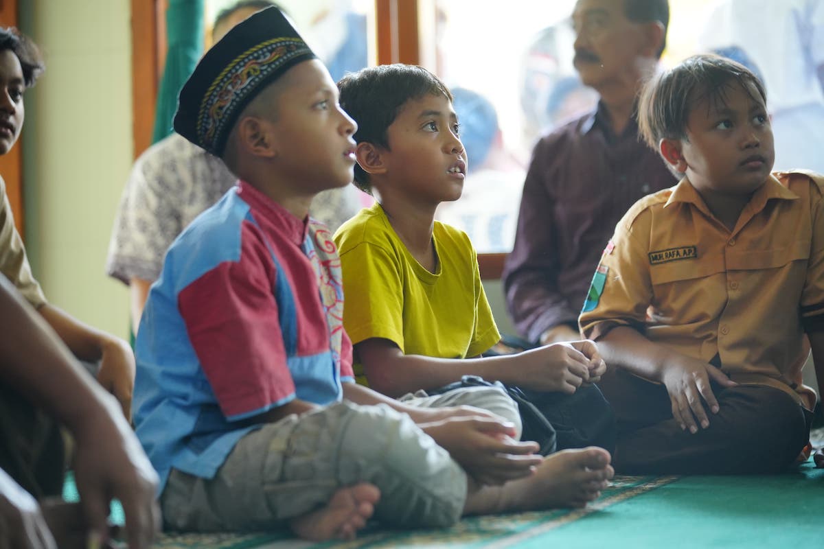Foto 6 dari 9: Salat Jumat di Masjid Quba Pandean, Wali Kota Bantu Rp 25 Juta untuk Pengadaan Pendingin Ruangan