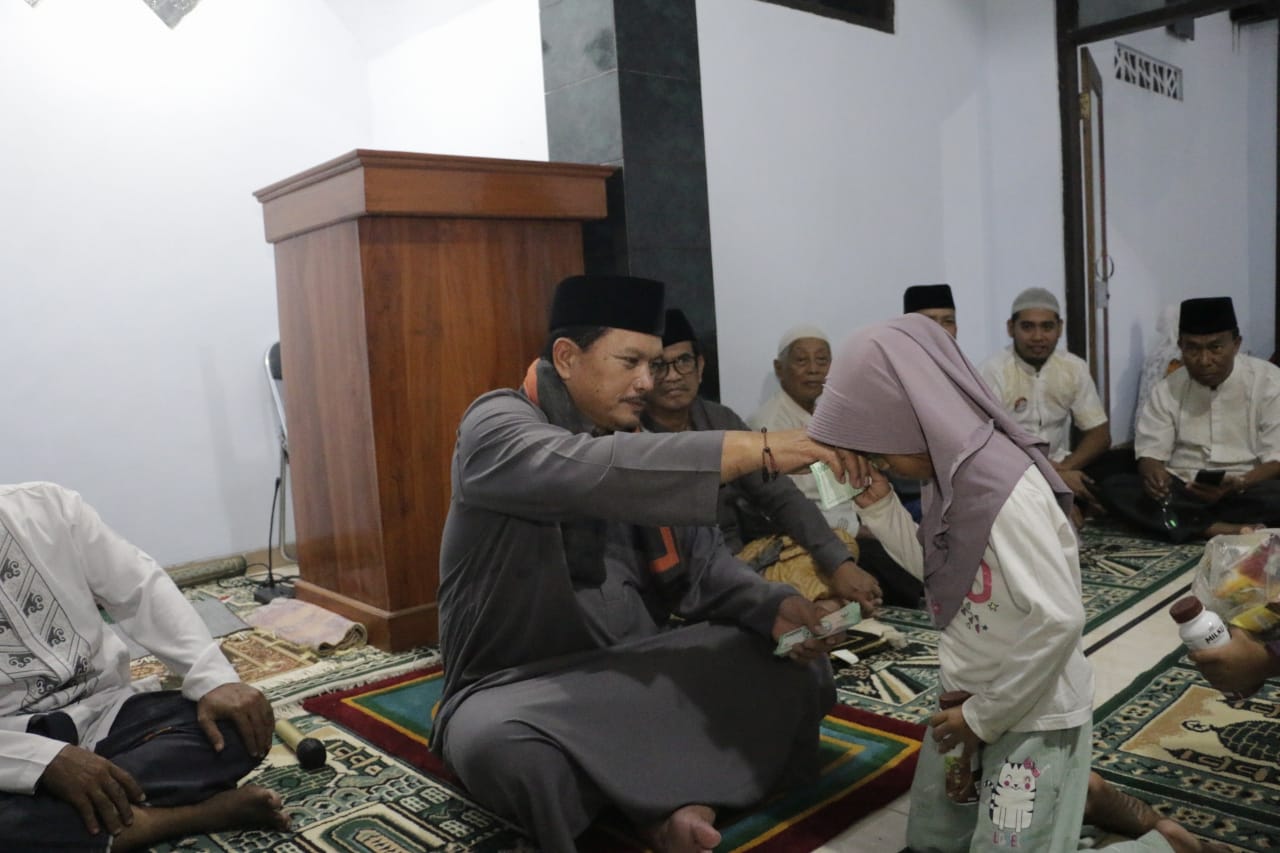Foto 7 dari 12: Shalat Isya Berjamaah Di Darul Muttaqien, Wali Kota Sampaikan Oleh-oleh Dari Negeri Kincir Angin