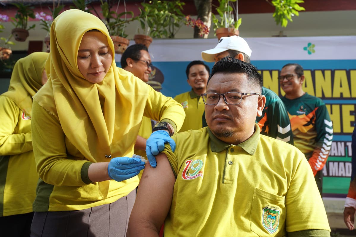Foto 4 dari 5: Nakes dan Tenaga Medis dapat Imunisasi Hepatitis B Gratis