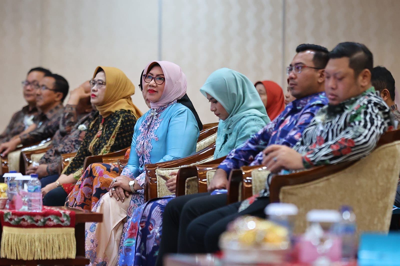 Foto 5 dari 9: Lulus Dengan Predikat Sangat Memuaskan, Wali Kota Maidi Resmi Sandang Gelar Doktor Pertama Dari UT