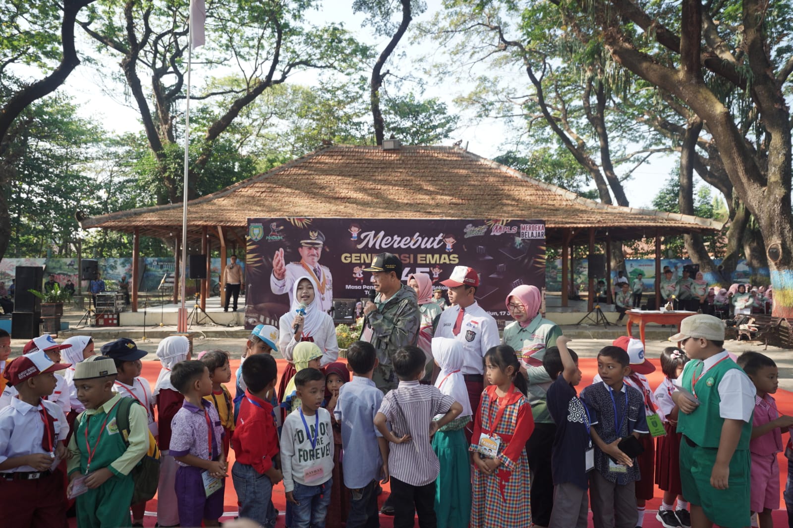 Foto 9 dari 9: Buka MPLS Tahun Ajaran 2023/2024, Wali Kota Maidi Tegaskan Tidak Ada Kekerasan Apapun Dalam MPLS