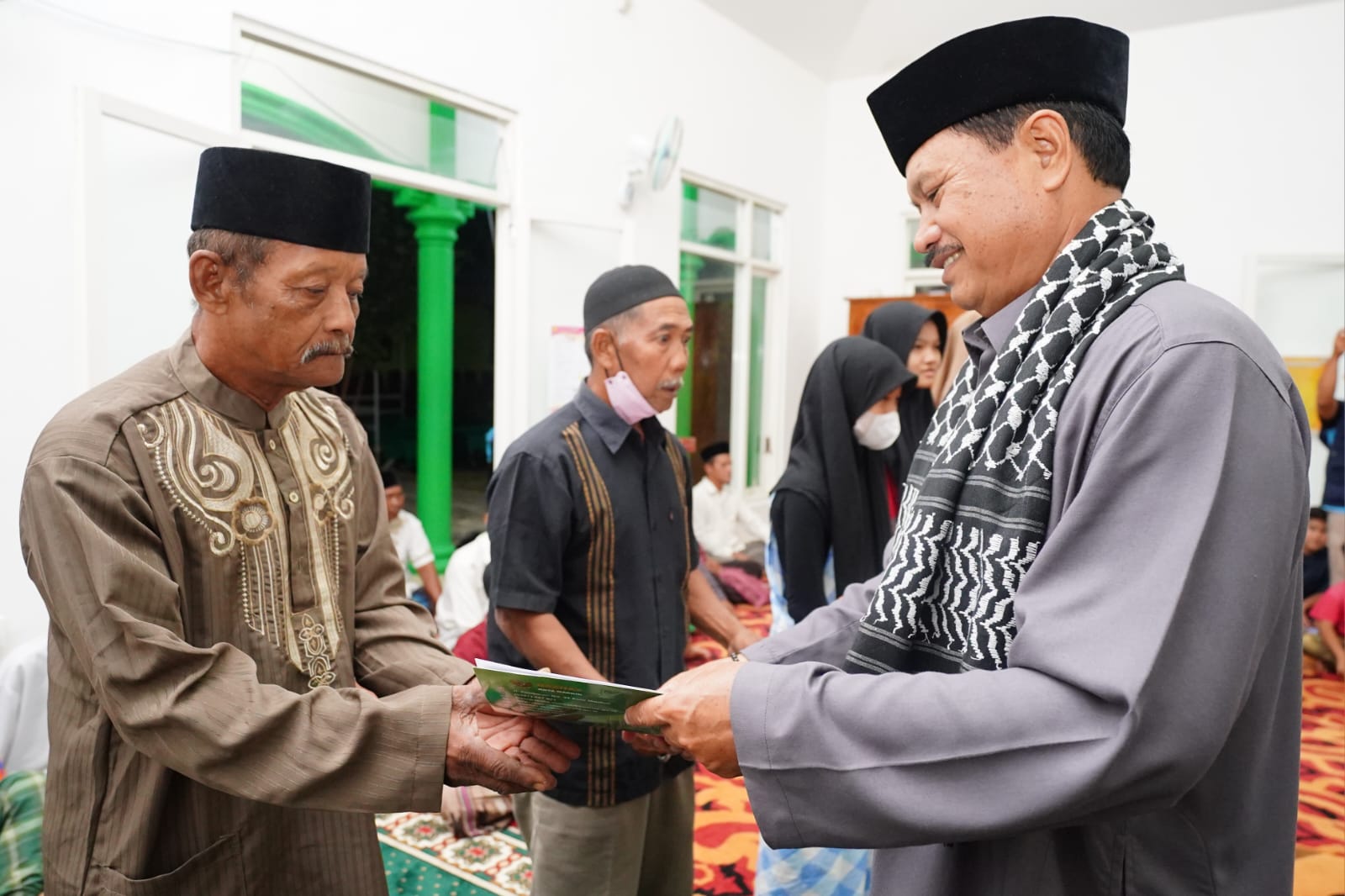 Foto 7 dari 10: Safari Ramadan di Masjid Ar-Raudhah, Wali Kota Salurkan Bantuan Sampai Sosialisasikan Persiapan Lebaran