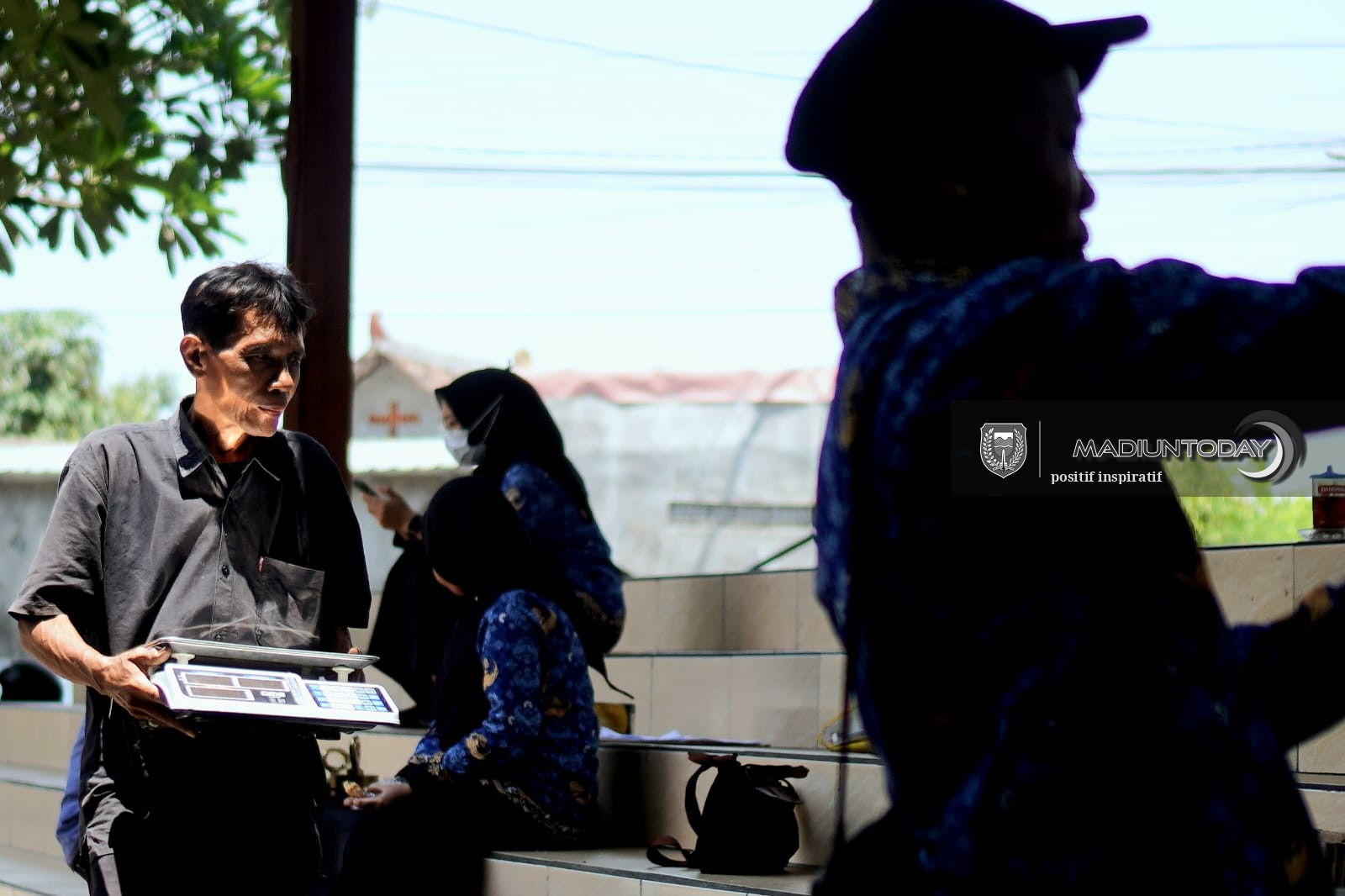 Foto 16 dari 19: Dari Posyandu hingga Pedagang, Layanan Tera Ulang Hadir di Kelurahan Pastikan Timbangan Akurat