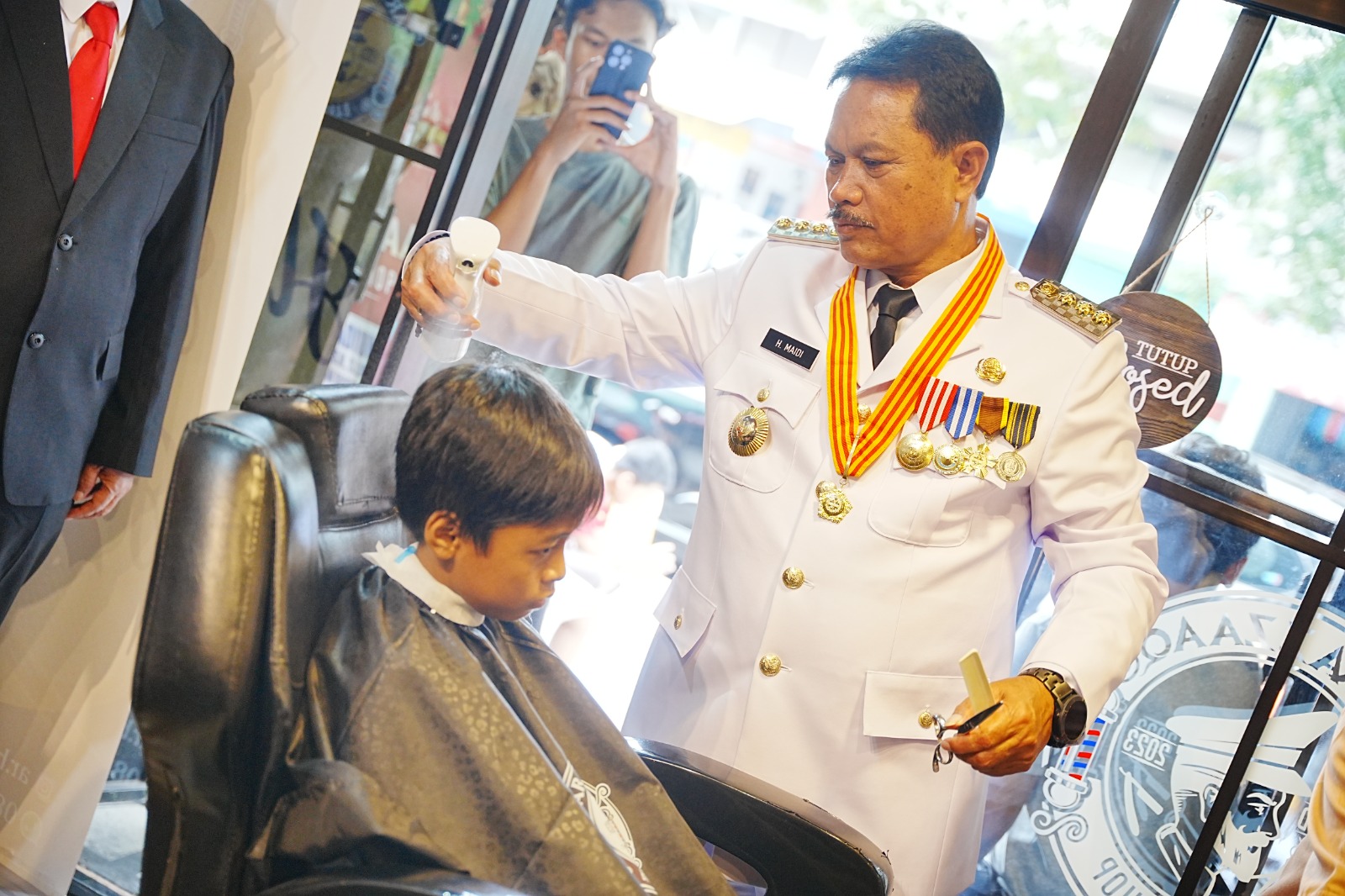 Foto 4 dari 10: Program Potong Rambut Gratis Sukses Sedot Perhatian Warga, Wali Kota Harap Peningkatan Ekonomi Bagi Pelaku Usaha