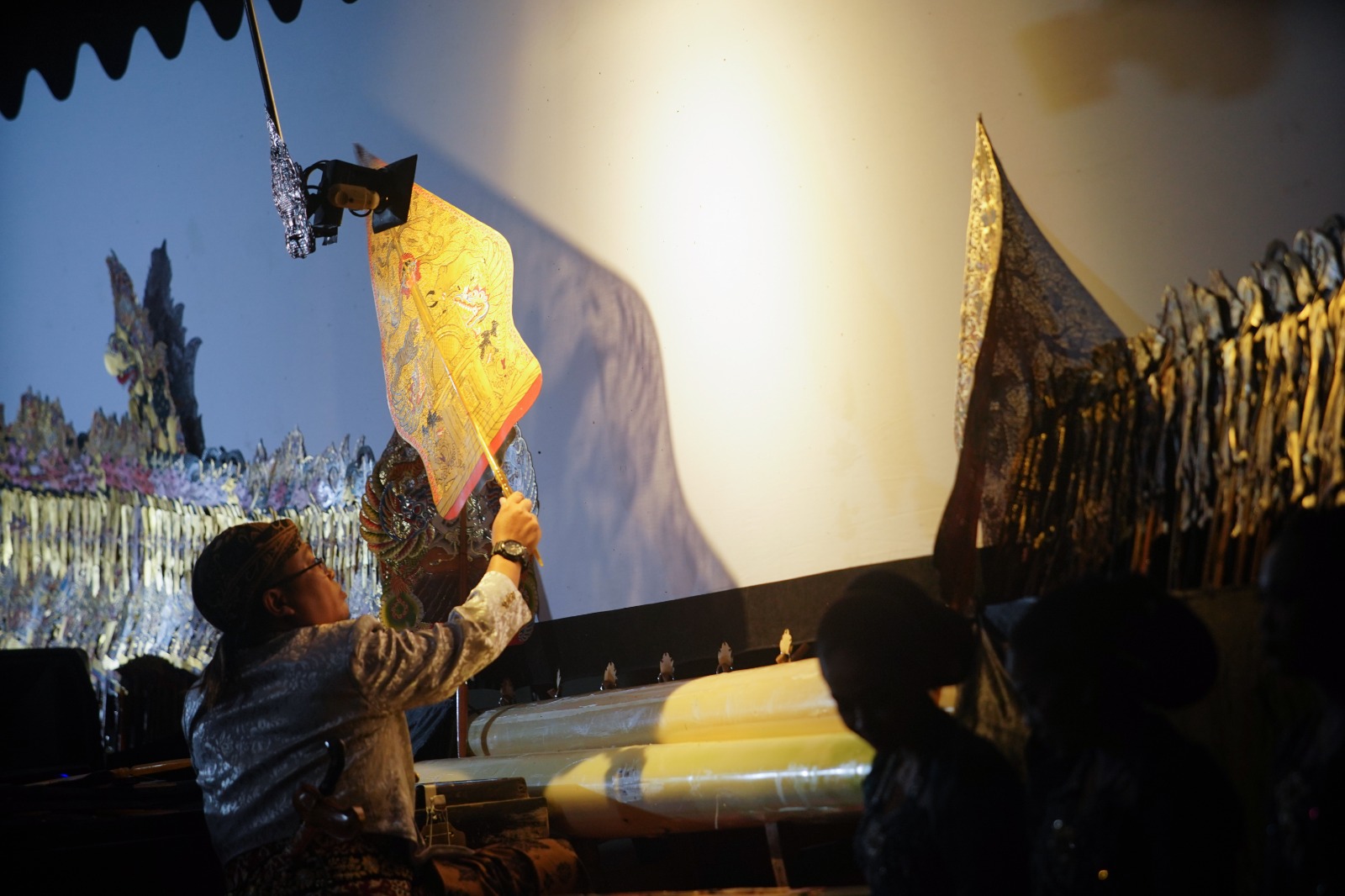 Foto 7 dari 10: Hadiri Pagelaran Wayang Kulit Peringatan HUT Yonif Para Raider 501, Wali Kota: Usia Tua Penampilan Harus Muda