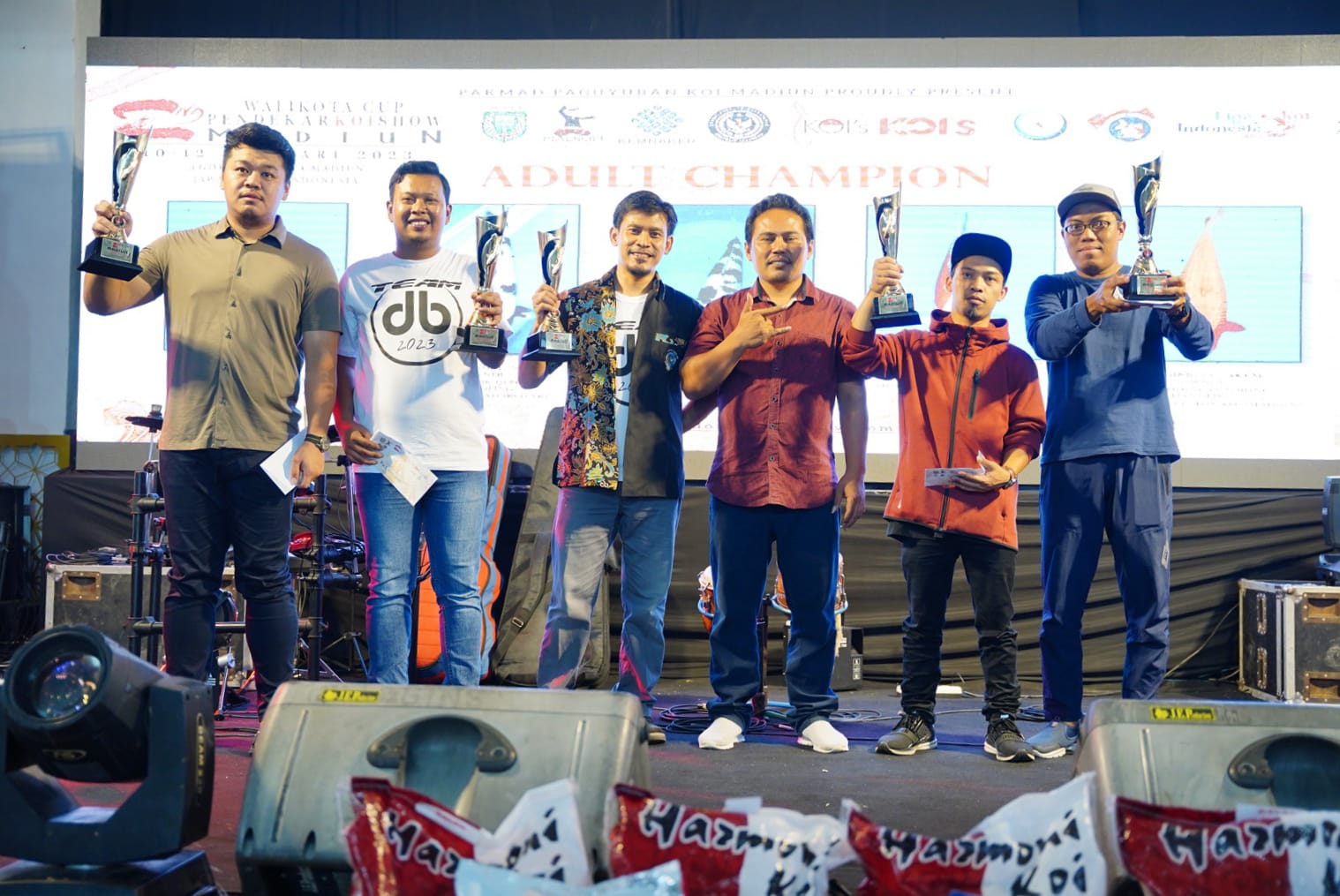 Foto 3 dari 7: Pembudidaya Lokal Raih Juara Umum 2nd Walikota Cup Pendekar Koi Show
