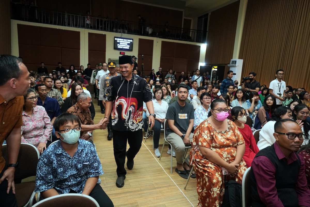 Foto 9 dari 21: Hadiri Misa Perayaan Natal, Wali Kota Dr. Maidi Harap Kebahagiaan dan Kesejahteraan Dirasakan Semua