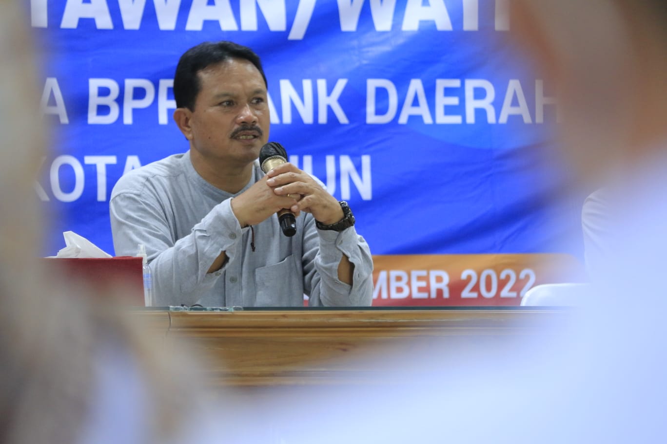 Foto 2 dari 11: Beri Pengarahan Karyawan BPR Bank Daerah Kota Madiun, Wali Kota Dorong Peningkatan Pendapatan Setiap Tahun