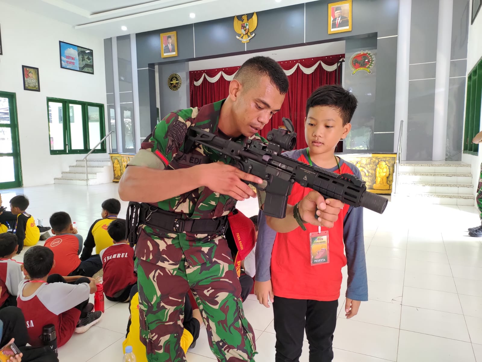 Foto 4 dari 7: Bentuk Karakter Siswa, SDN Banjarejo Ajak Siswa Belajar di Markas Batalyon Yonif Para Raider 501/BY