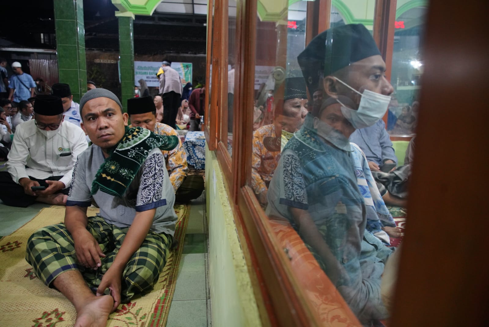 Foto 8 dari 10: Salat Isya di Masjid Al Falah, Wali Kota Juga Sampaikan Program Pembangunan Kepada Jemaah