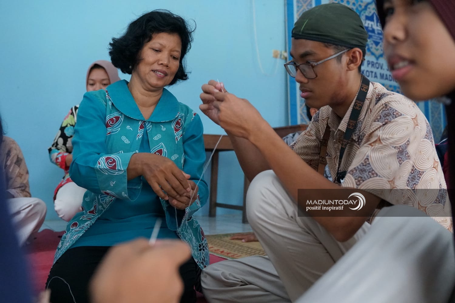 Foto 1 dari 5: Bekali Keterampilan, Penyandang Disabilitas SLB BC Dharma Wanita Dapat Pelatihan Kerajinan