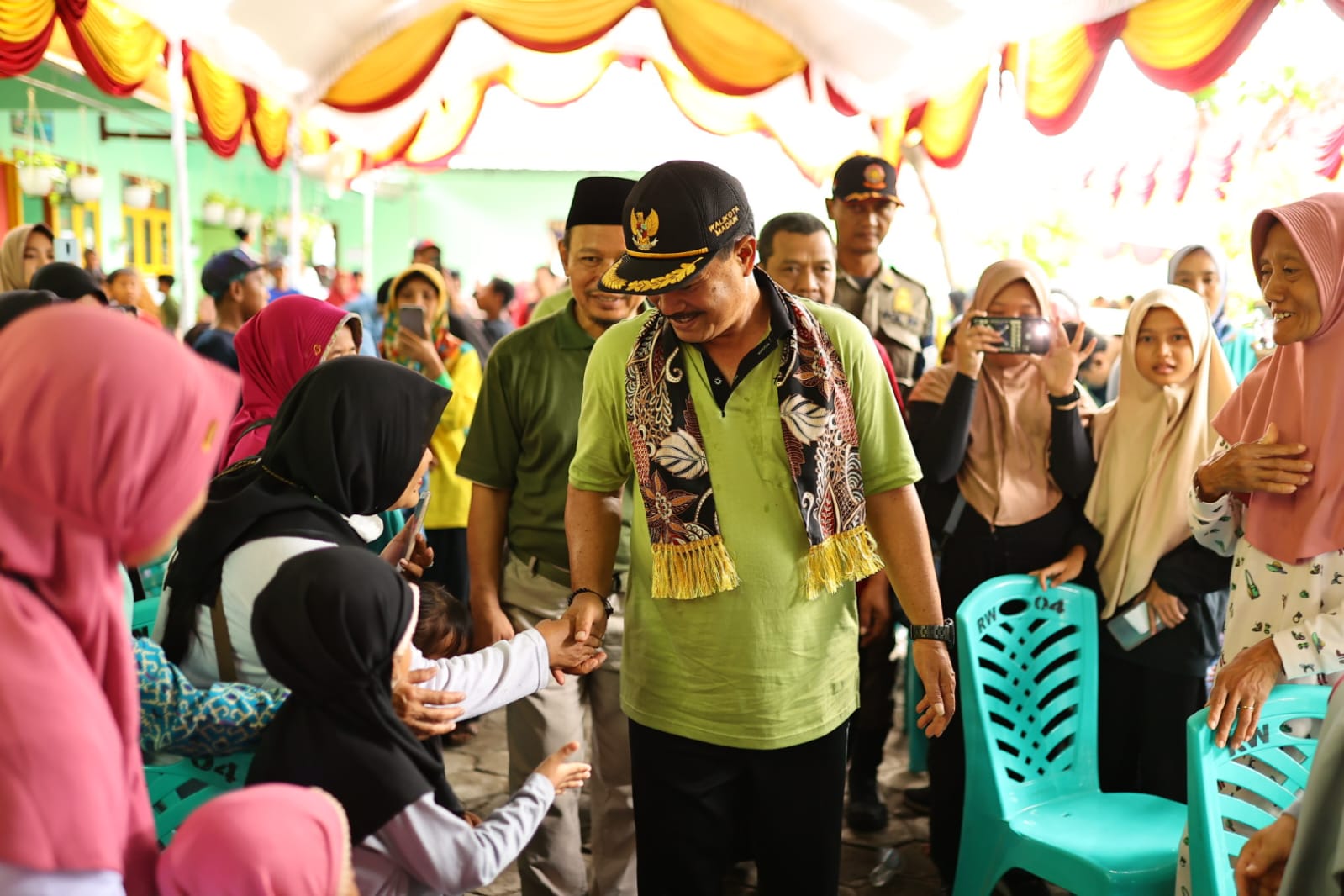 Foto 5 dari 8: Hadiri Pembukaan HUT ke-23 Yayasan Pendidikan Islam Kyai Hamdani, Wali Kota Turut Bagi Hadiah dan Susu Sntuk Siswa-Siswi