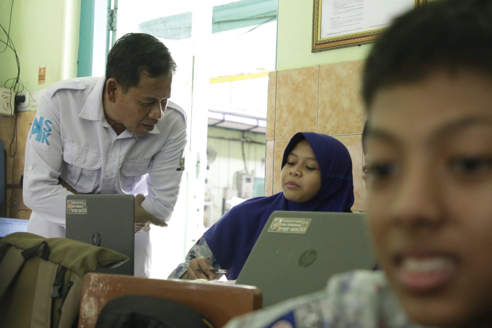 Foto 5 dari 12: Belajar Penerapan Chromebook, Pj Bupati dan Puluhan Kepala Sekolah se-Kabupaten Sinjai, Studi Banding ke Kota Madiun