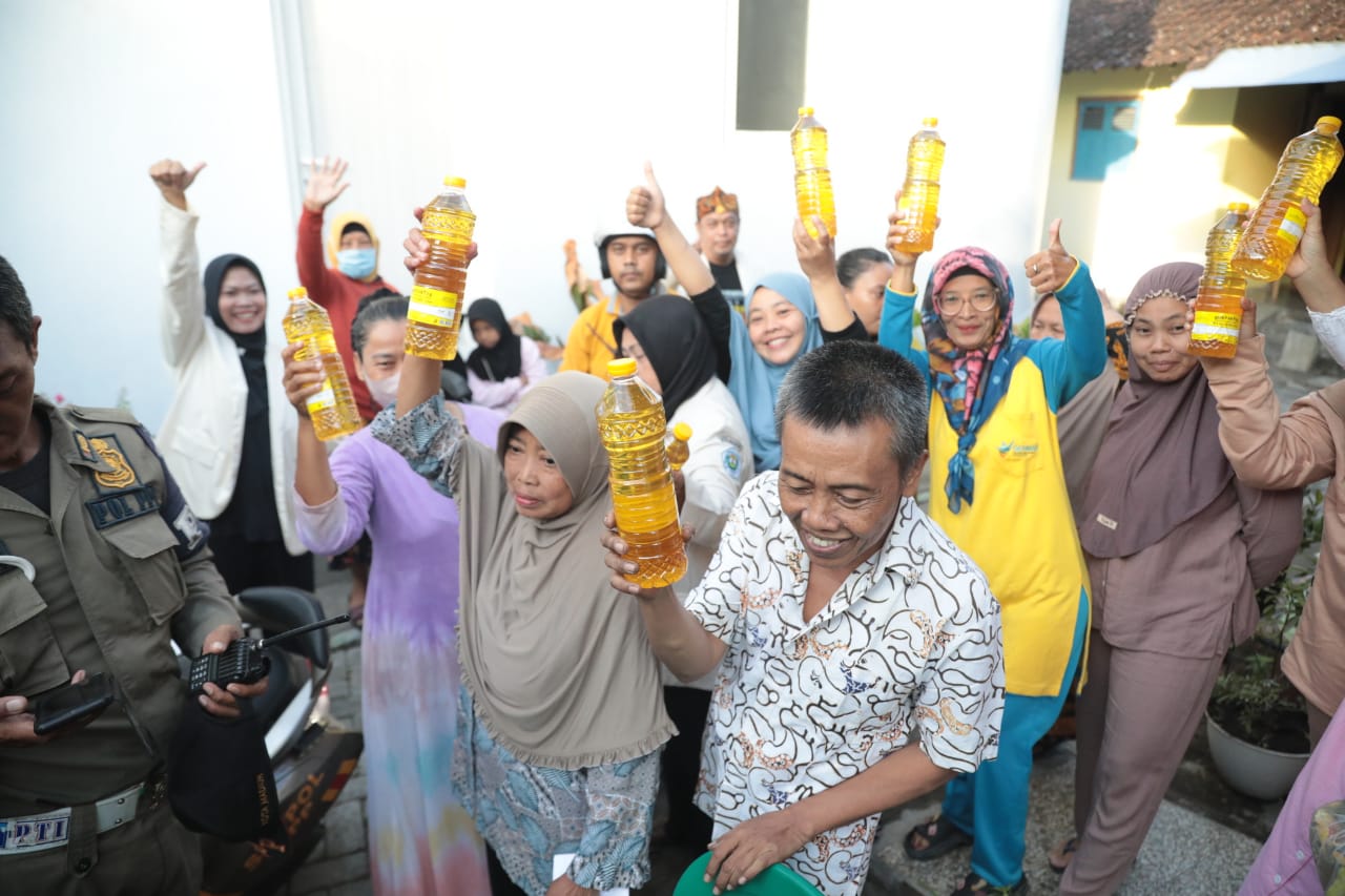 Foto 5 dari 11: Gowes Pagi, Wali Kota Salurkan Bantuan Lansia Hingga Panen Bawang Merah