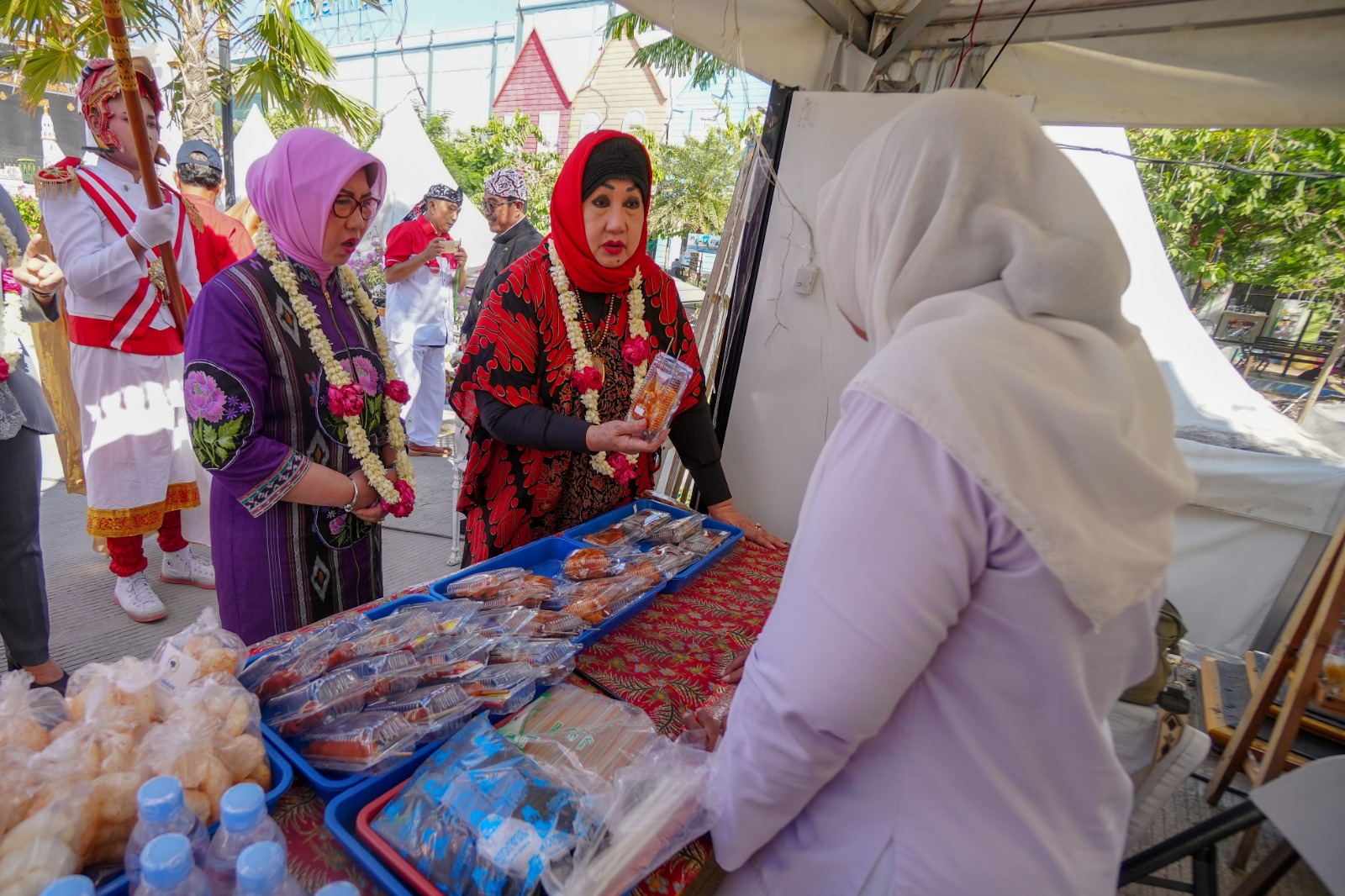 Foto 2 dari 8: Keliling Lapak UMKM di PRC, Dewi Motik: Luar Biasa