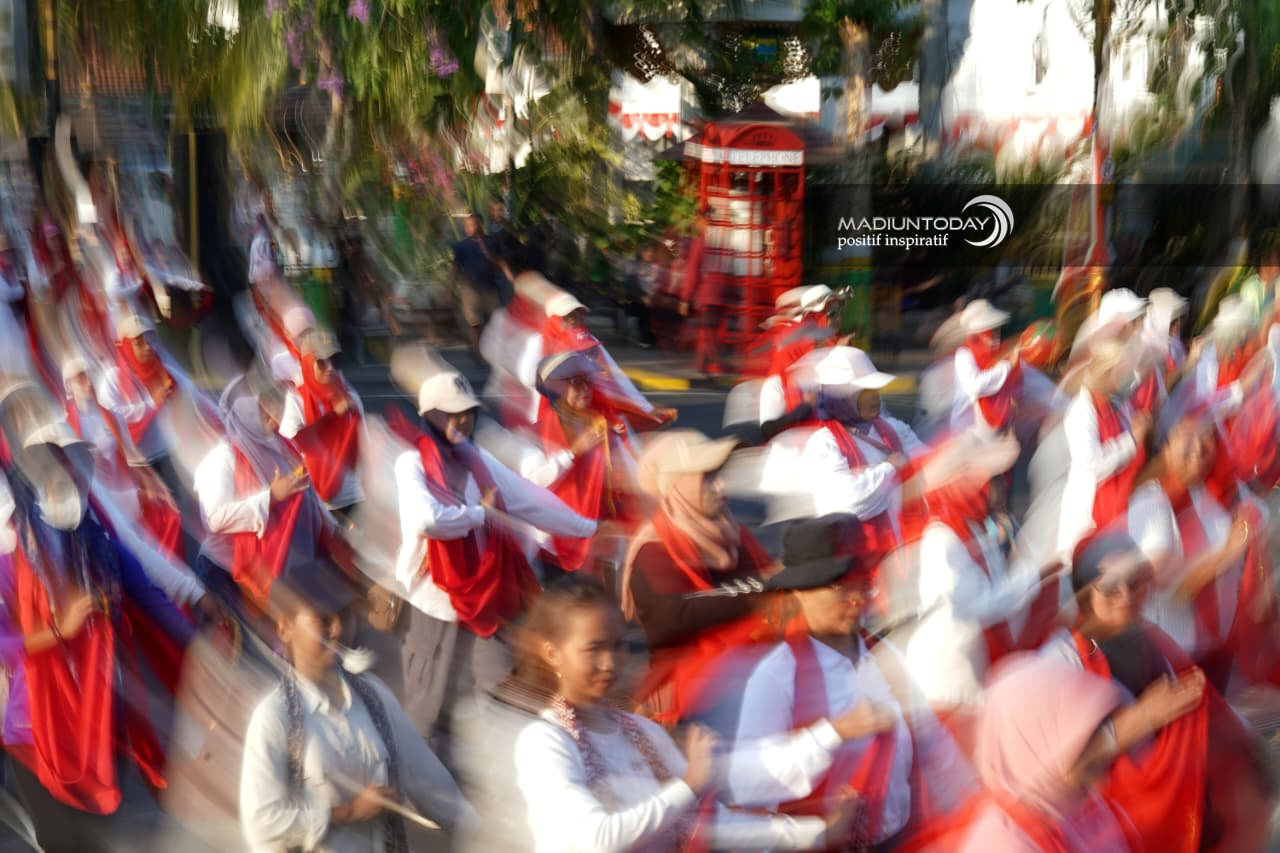 Foto 3 dari 12: Madiun Menari Milik Warga Kota, Plt Wali Kota Ajak Masyarakat Saksikan dan Menari Bersama