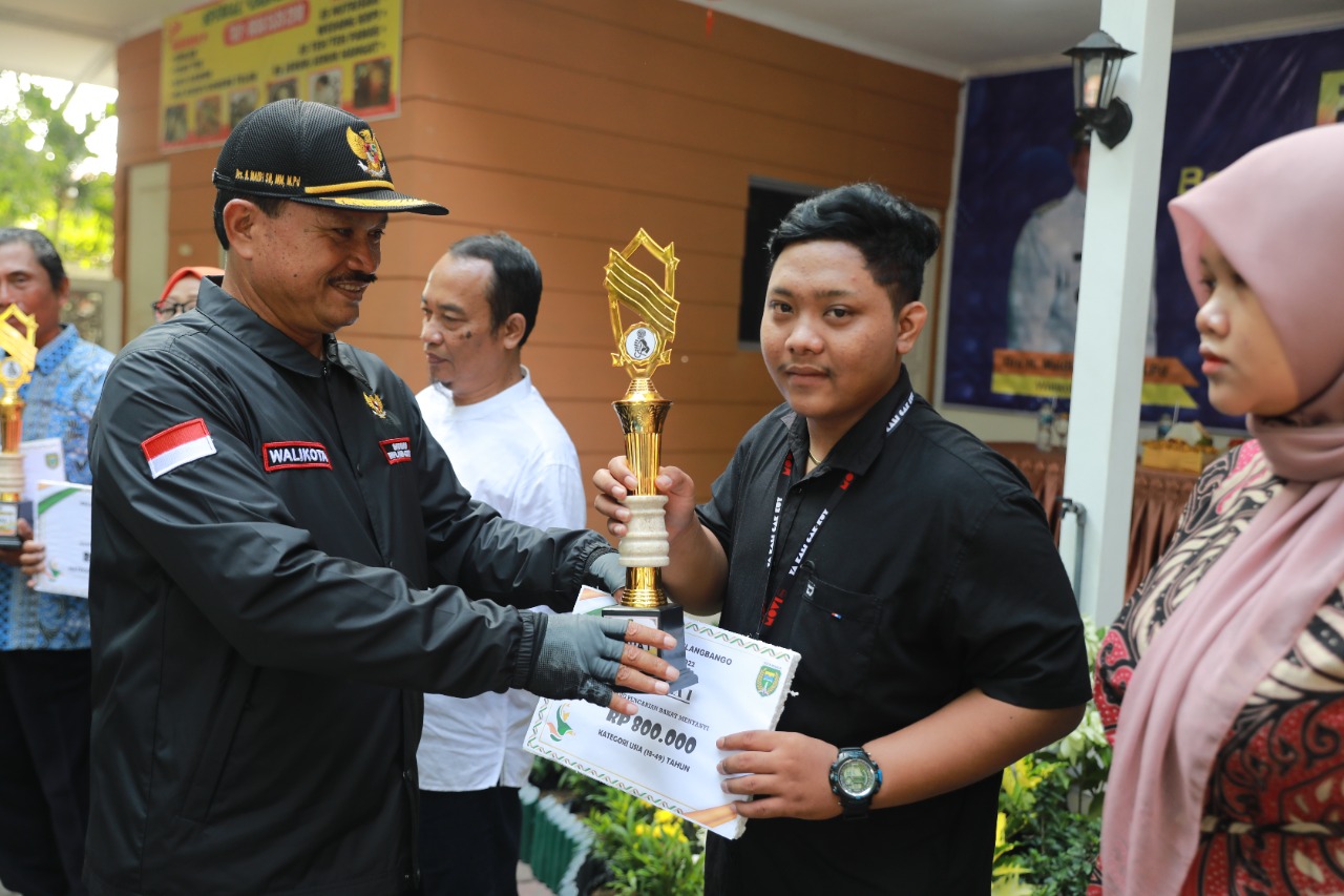 Foto 9 dari 15: Gowes Tiga Kelurahan, Wali Kota Serahkan Penghargaan Lomba Idol Hingga Cek Pembangunan Kota
