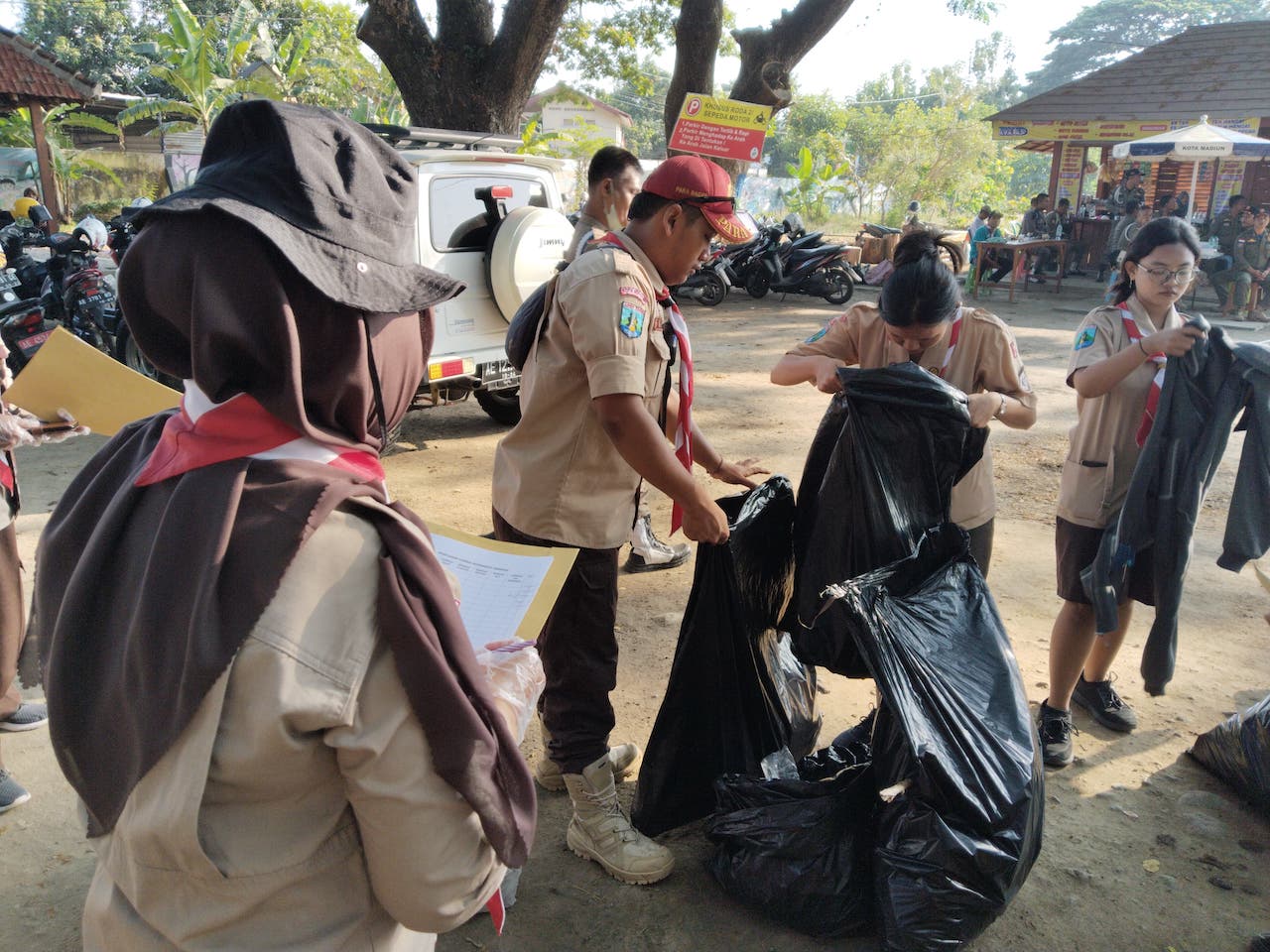 Foto 7 dari 9: Gelar Jalan Sehat, Satpol PP Ajak Siswa Jaga Kebersihan Lingkungan