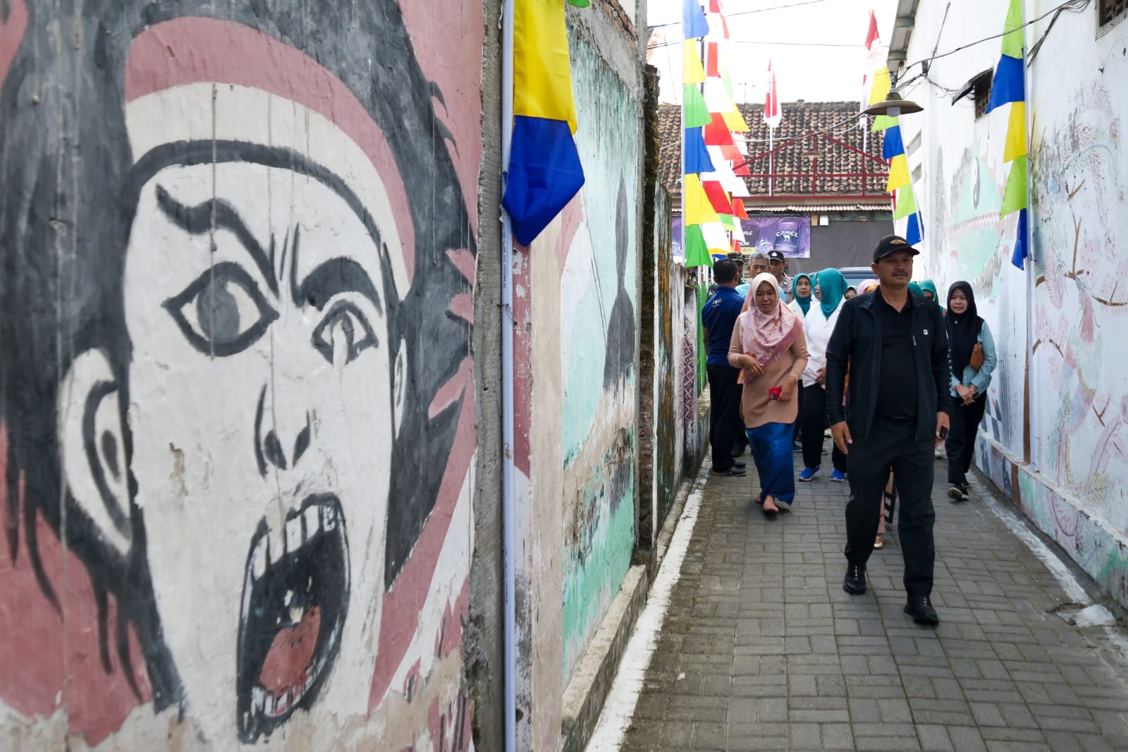 Foto 1 dari 6: Salurkan Bantuan Bagi Warga Yang Membutuhkan, Wali Kota Ingin Semua Bahagia