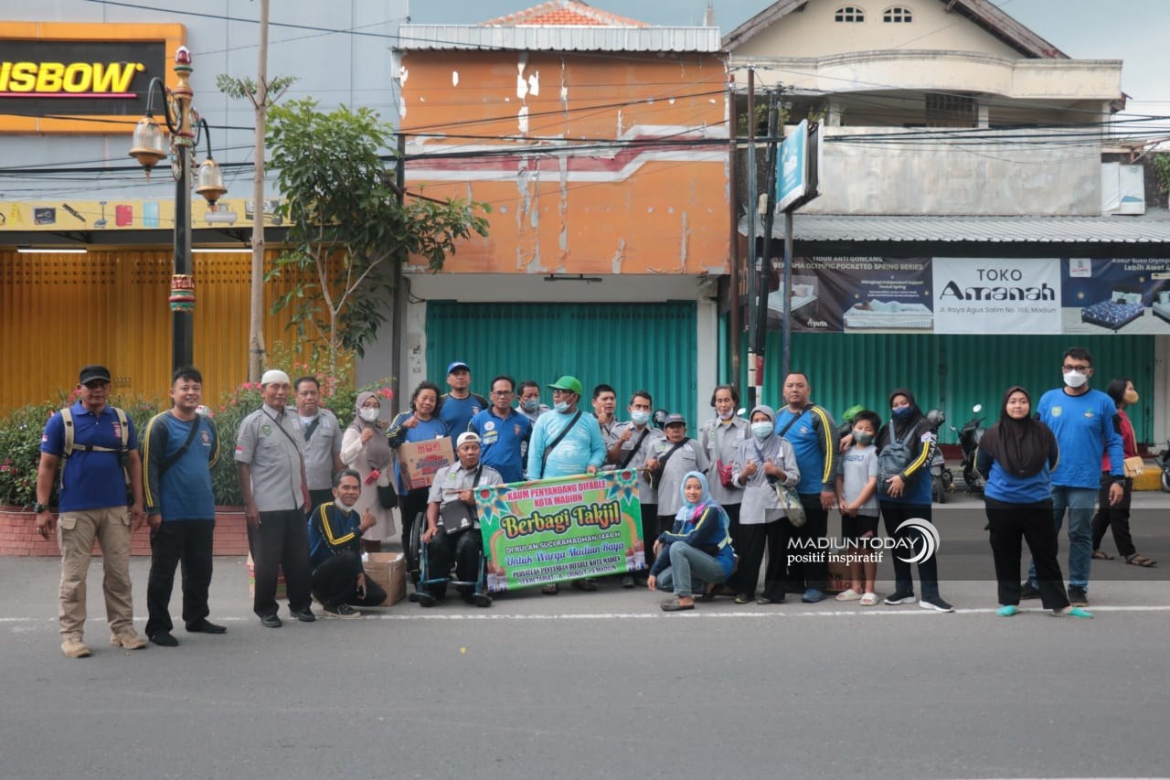 Foto 6 dari 6: Penyandang Difabel Kota Madiun Bagi Takjil Dari Produk Olahan Sendiri
