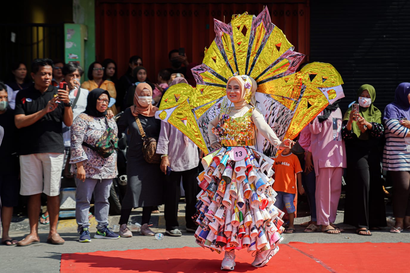 Foto 10 dari 10: Kreatif Manfaatkan Limbah, Kelurahan Nambangan Lor Gelar Lomba Kostum Carnival Daur Ulang