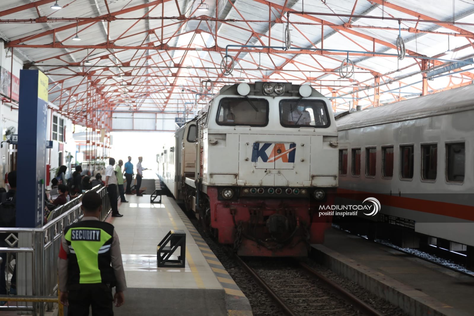 Foto utama berita: Jelang Lebaran, Kedatangan Pemudik Di Stasiun Besar Madiun Terus Meningkat