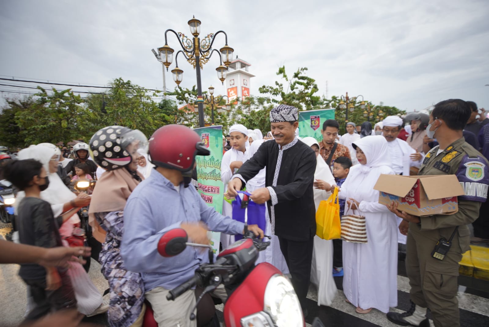 Foto 7 dari 9: Manfaatkan Momen Ramadhan, SMPN 1 Ajak Siswa Berbagi Sesama Bersama Wali Kota