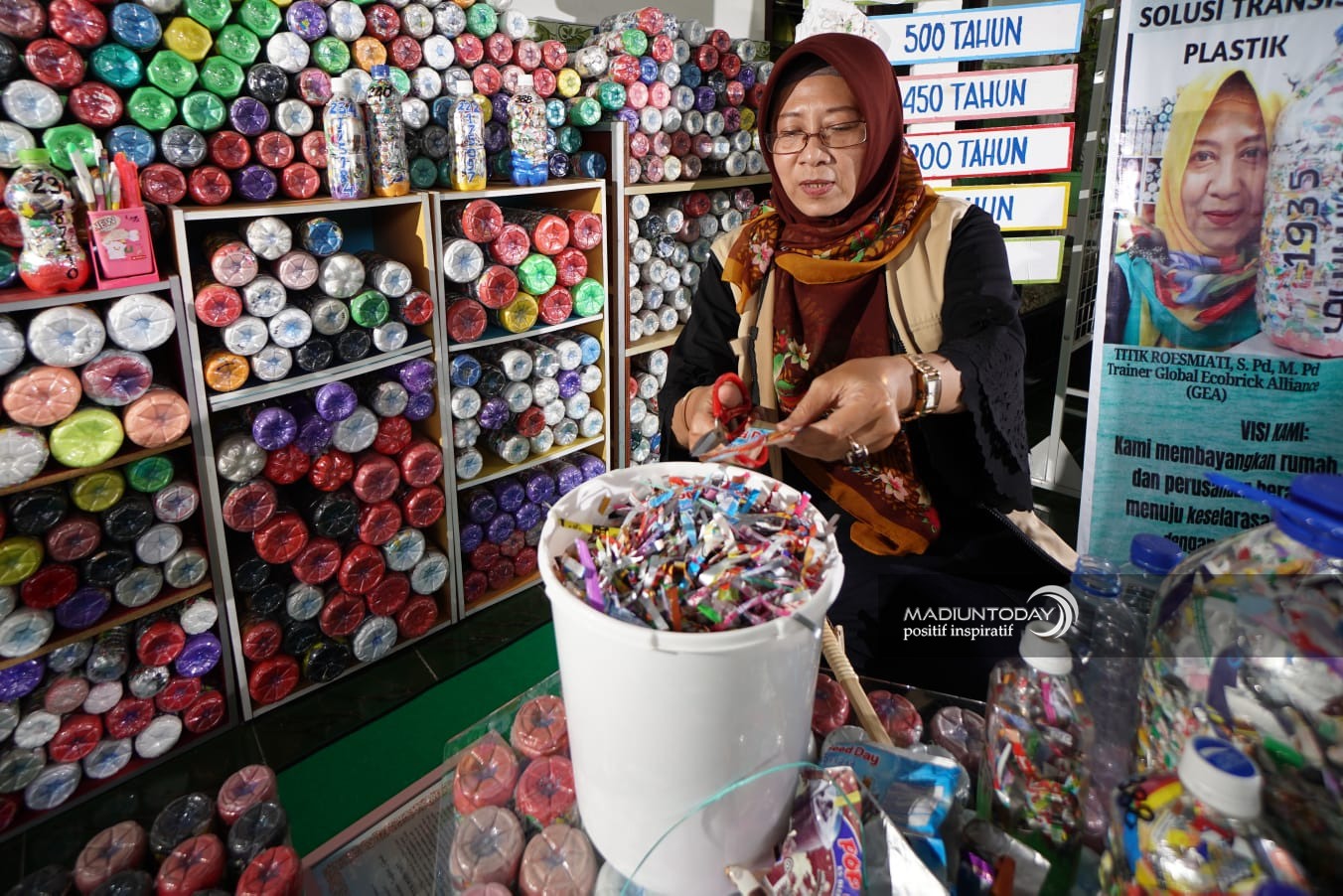 Foto 1 dari 9: Kreatif, Warga Nambangan Lor Kelola Sampah Plastik Melalui Ecobrick