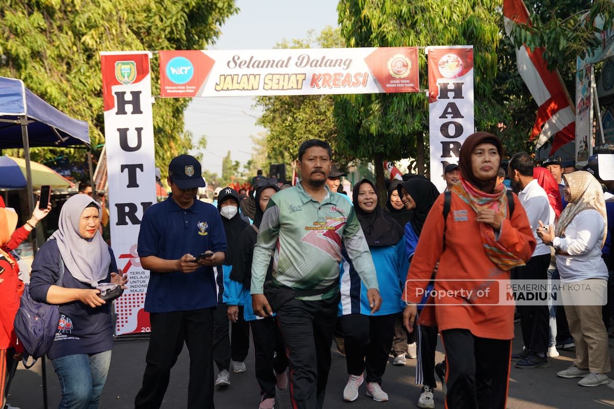 Foto 3 dari 9: Wali Kota Berangkatkan Jalan Sehat Warga Nambangan Kidul