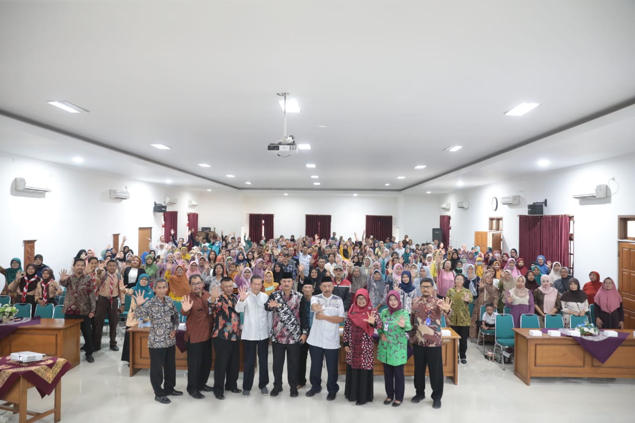 Foto 10 dari 11: Hadiri Parenting SMPN 7, Wali Kota Pesan ke Orangtua Agar Bijak di Era Digital