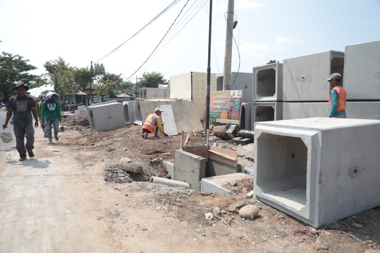 Foto 8 dari 8: Mulai Kerjakan di Jalan Kompol Sunaryo, Pedestrian Jantung Kota Bakal Nyambung Satu dengan Lainnya