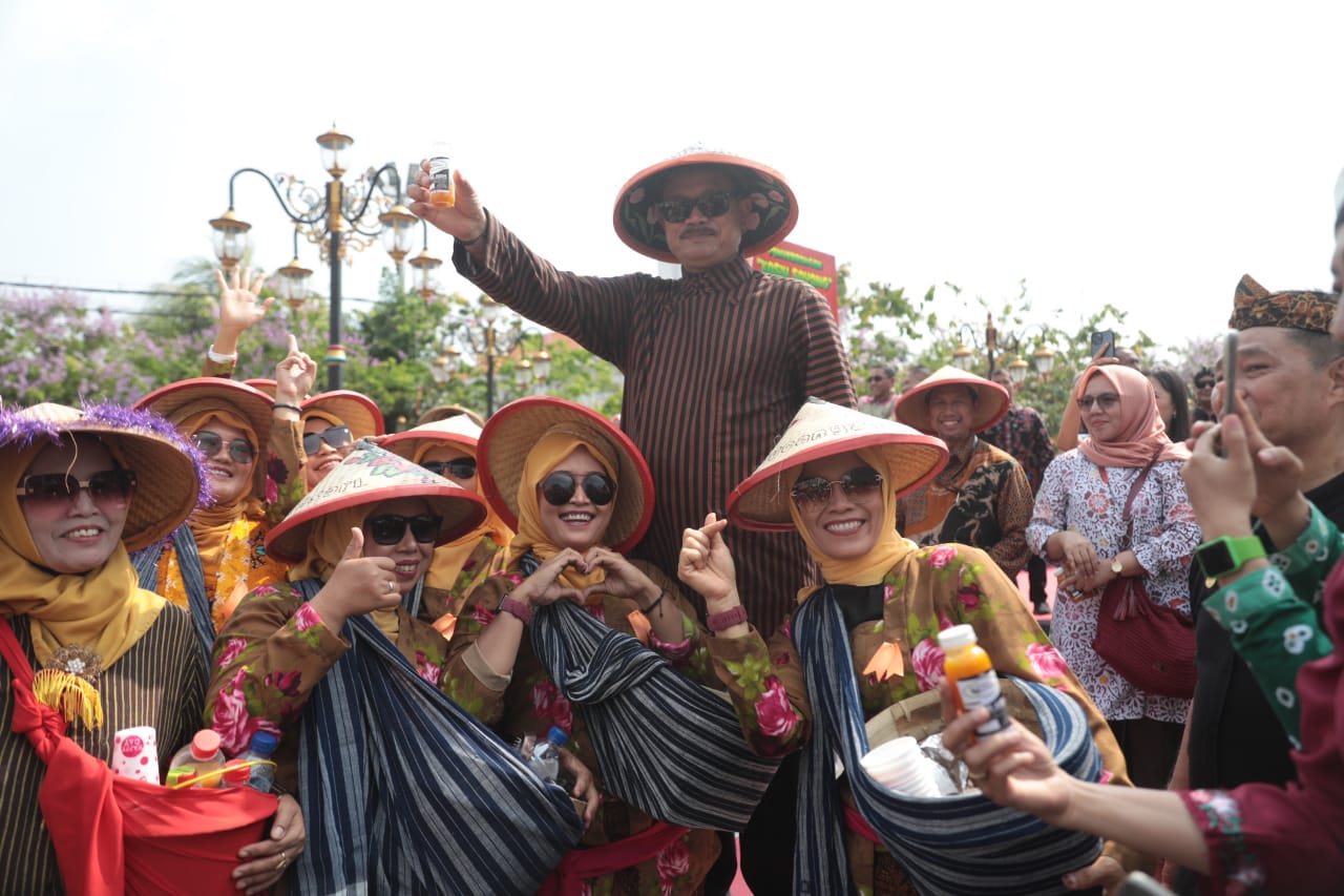 Foto 6 dari 9: Diikuti 1.300 Penjual Jamu, Festival Jamu Gendong Nusantara di Kota Madiun Siap Pecahkan Rekor MURI