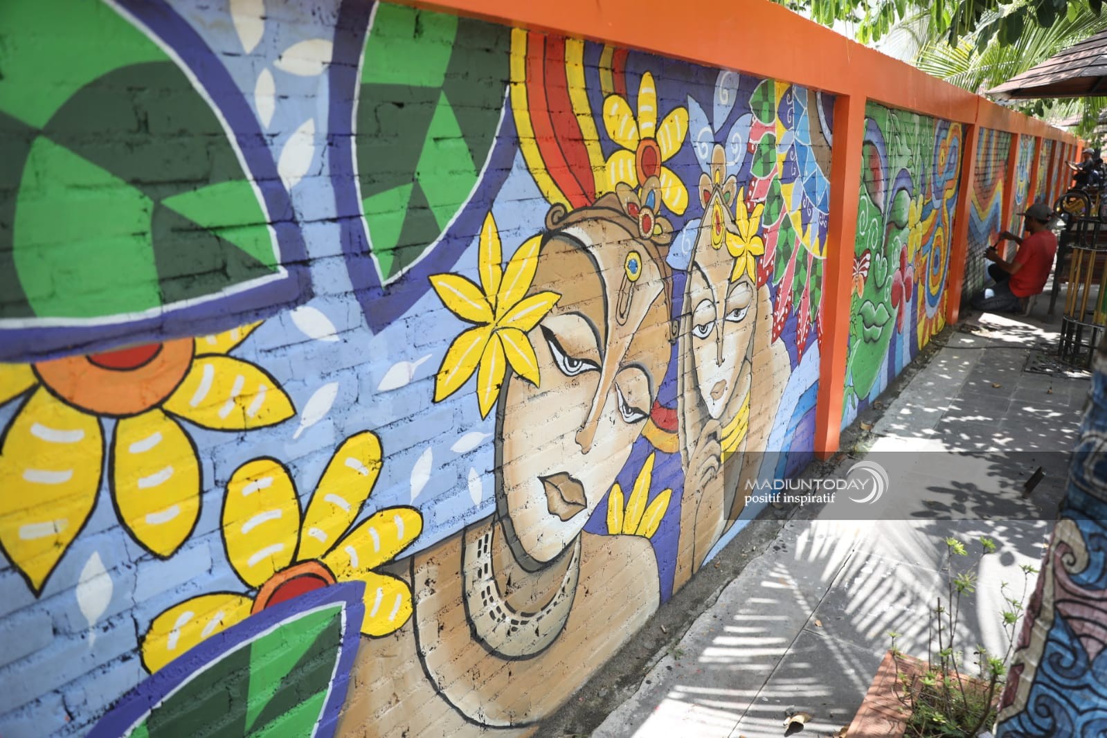 Foto 3 dari 8: Tim Kreatif DLH Hias Tembok Kusam Di PSC